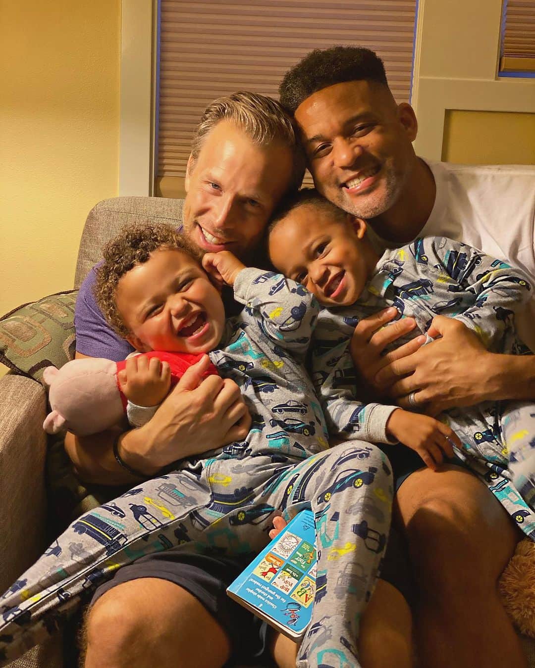 ショウン・トンプソンさんのインスタグラム写真 - (ショウン・トンプソンInstagram)「Bedtime is hit or miss these days! Most days it’s a battle but tonight it was absolutely wonderful and full of laughter and love! ♥️♥️ #family #love #twins #lgbtq #bedtime」7月17日 13時41分 - shaunt