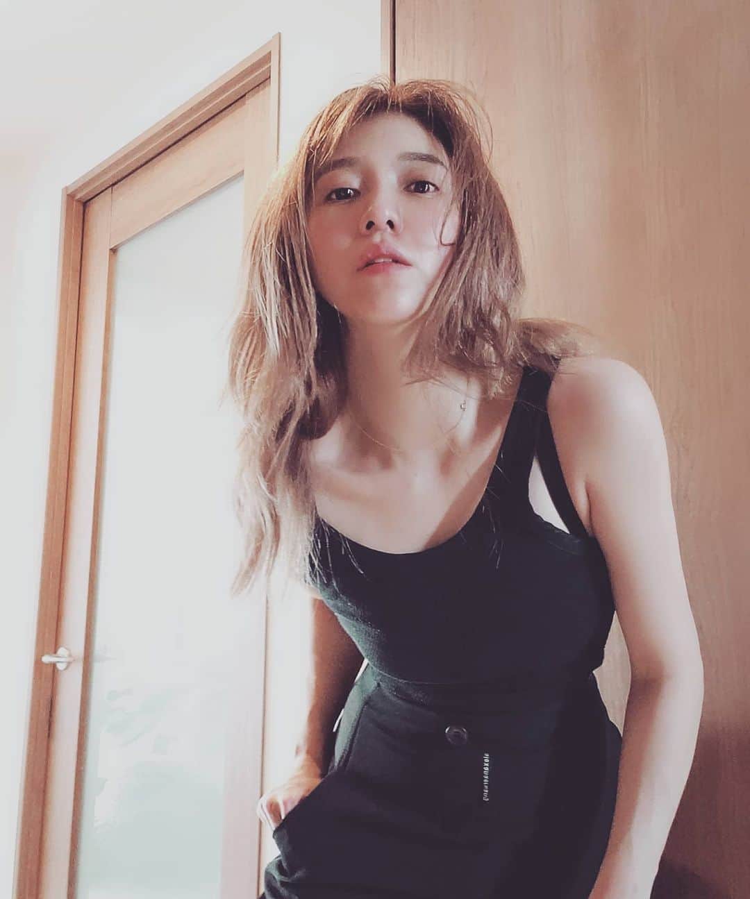 のインスタグラム：「. おうちではラフでもウエストが わかるような、服ですごします。 ラインがわかるような服で一喜一憂しますが、それは自分にしかわからない外見の問題！笑 でも身体の中身が元気すぎるのがわかってハッピーでしかありません。👼笑 (4枚目参照) 意識のためにも家ではかわらずボトムスの下に #ギュギュギュ で補正。姿勢で内蔵も下がるのを実感してから意識が変わったよ！ @gyugyugyu_lme 冷えは大敵なので温かい飲み物を選んで飲んでるよ。🍵 無印良品の粉タイプの黒豆茶とルイボスティーがすぐ溶けておいしいからお気に入り✔️  #骨盤ショーツ #おうちじかん #おうち時間」