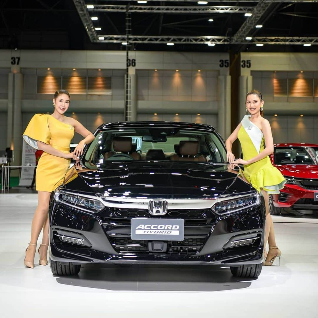 EnjoyHondaThailandさんのインスタグラム写真 - (EnjoyHondaThailandInstagram)「พบกับ Honda Accord Hybrid TECH อีกขั้นแห่งยนตรกรรมสปอร์ตพรีเมียมซีดาน ได้ที่บูทรถยนต์ฮอนด้า (A9) ในงานบางกอก อินเตอร์เนชั่นแนล มอเตอร์โชว์ ครั้งที่ 41 ที่อาคารชาเลนเจอร์ฮอลล์ 2 อิมแพ็ค เมืองทองธานี ตั้งแต่วันที่ 15 – 26 ก.ค. 63 พร้อมรับข้อเสนอพิเศษเดียวกันเมื่อจอง และรับรถ Honda Accord รุ่น Hybrid หรือ Hybrid TECH ที่โชว์รูมฮอนด้าทั่วประเทศ ตั้งแต่ 1 ก.ค. 63 – 31 ก.ค. 63 • รับดอกเบี้ย 0%* • ฟรี Garmin Smartwatch Limited Edition รุ่น Forerunner 645 Music สี Slate มูลค่า 16,990 บาท* • ฟรี ค่าแรงเช็กระยะ 5 ปี หรือ 100,000 กม. อย่างใดอย่างหนี่งมาถึงก่อน* • ฟรี รับประกันแบตเตอรี่ไฮบริด 10 ปี* • ฟรี โปรแกรมให้บริการพิเศษด้านคุณภาพรถยนต์ “ฮอนด้า อัลติเมท แคร์” ขยายการรับประกันคุณภาพรถยนต์ใหม่และบริการช่วยเหลือฉุกเฉินนอกสถานที่ 24 ชม. อีก 2 ปี หรือ 40,000 กม. อย่างใดอย่างหนี่งมาถึงก่อน* • ฟรี เครื่องฟอกอากาศยับยั้งเชื้อโรคในรถยนต์ Sharp Plasmacluster Ion Generator Limited Edition รุ่น IG-GC2B-BH มูลค่า 4,990 บาท*   รายละเอียดเพิ่มเติม คลิก >> www.honda.co.th   *เงื่อนไขเป็นไปตามที่บริษัทฯ กำหนด   #HondaThailand #HondaAccord #TheAccord #AllnewHorizonBegins」7月17日 14時01分 - hondathailand