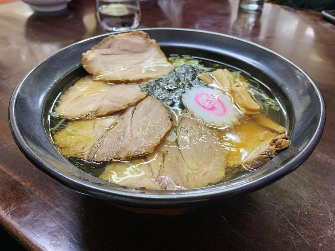 SUSURUさんのインスタグラム写真 - (SUSURUInstagram)「山形駅前で深夜までやってるシメ系ラーメン！ うま味ビッシィと効いたインパクトあるスープは塩分も立っていてパンチあり🍥 ツルプリの自家製麺はスープをよく持ち上げてすすり心地もいい感じです。 夜にすすりたくなりそうな一杯でした🍜 #susuru_tv #1636日目 #修ちゃんラーメン #山形 #山形県 #チャーシューメン #うまい  #ラーメン #らーめん #ramen #ラーメン部 #ramennoodles #毎日ラーメン生活 #麺スタグラム #japaneseramen #japanramen #foodstagram #foodie #noodles #instanoodle #instaramen #instafood #susururecommended #山形ラーメン #駅前ラーメン #深夜ラーメン」7月17日 13時54分 - susuru_tv