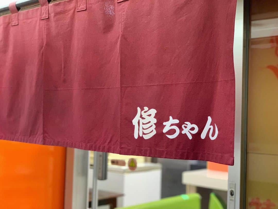 SUSURUさんのインスタグラム写真 - (SUSURUInstagram)「山形駅前で深夜までやってるシメ系ラーメン！ うま味ビッシィと効いたインパクトあるスープは塩分も立っていてパンチあり🍥 ツルプリの自家製麺はスープをよく持ち上げてすすり心地もいい感じです。 夜にすすりたくなりそうな一杯でした🍜 #susuru_tv #1636日目 #修ちゃんラーメン #山形 #山形県 #チャーシューメン #うまい  #ラーメン #らーめん #ramen #ラーメン部 #ramennoodles #毎日ラーメン生活 #麺スタグラム #japaneseramen #japanramen #foodstagram #foodie #noodles #instanoodle #instaramen #instafood #susururecommended #山形ラーメン #駅前ラーメン #深夜ラーメン」7月17日 13時54分 - susuru_tv