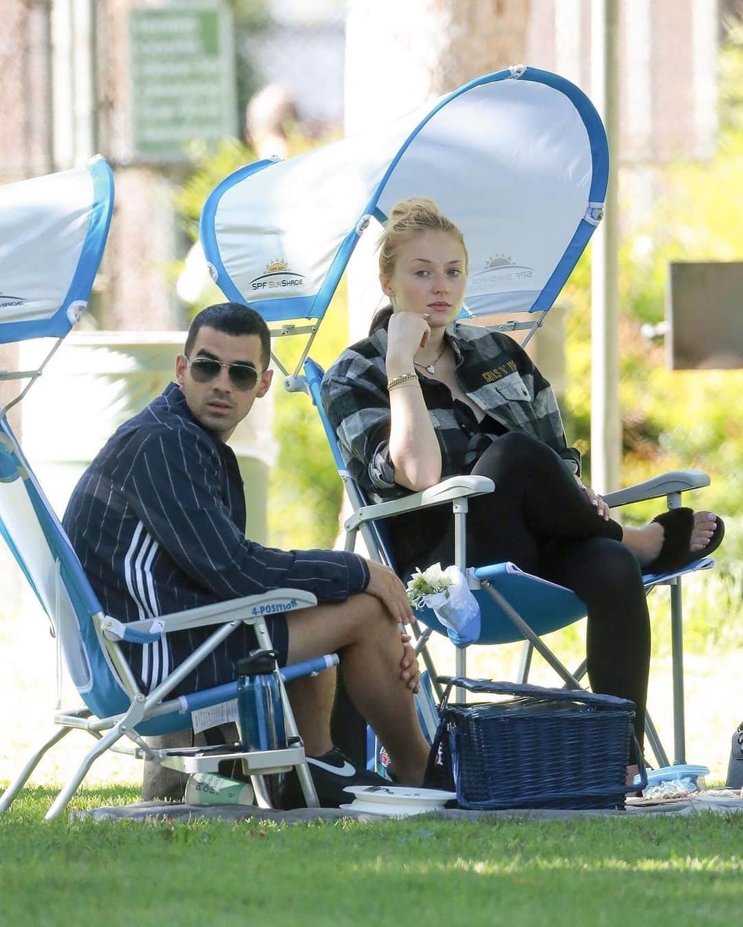 Just Jaredさんのインスタグラム写真 - (Just JaredInstagram)「Sophie Turner was spotted at the park with husband Joe Jonas and his family on Thursday afternoon. Tap this photo at the LINK IN BIO to see the full gallery of photos. #SophieTurner #JoeJonas Photos: Backgrid」7月17日 14時03分 - justjared