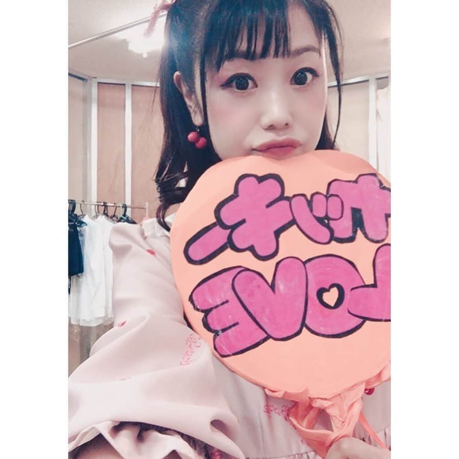 水野愛日さんのインスタグラム写真 - (水野愛日Instagram)「劇団6番シード第70回公演｢ミキシングレディオ2020｣ 私が演じた｢成瀬さん｣の自撮り詰め合わせです 笑  登場は換気休憩後の二幕からなので、他の皆さんと同じペースで準備してもだいぶ時間があったので！楽屋でセリフ確認したり、自撮りしたりして過ごしてました！  成瀬さんはカッキー(男性アイドルグループ｢キットカット｣のメンバー)の大ファン！  わたし的な役づくり？として、衣装は今流行ってる(2020、だからね♡)ジャニーズファンの子に多い｢量産型｣にしました！  量産型、研究したー！！  楽しかったーー！！  ワンピースはAnk Rouge その他のアイテムは R-sideの成瀬さん役、朝比奈里奈ちゃんのおすすめで、池袋のサンシャインシティで探しました！  カッキーのメンバーカラーがオレンジという設定(L-sideは)で、 ピンクもオレンジピンクだし、背負ってるリュックにオレンジ色のマイメロディをぶら下げてました！！  ファッションはすんなりいったけど、メイクは…… いわゆる量産型メイク、地雷メイクは私には難しくて……  普段よりだいぶ濃いけどあまり変わらないなあ……涙  もっと化けたかった！笑  #ミキシングレディオ2020 #劇団6番シード #量産型ヲタク #量産型コーデ #量産型メイク #量産型ヲタクになりきれないヲタク #地雷 #地雷系女子 #あんくるーじゅ #Ank Rouge #ankrouge #アンクルージュ #ワンピースコーデ #推しのいる生活 #推しうちわ #推しうちわ自作 #舞台 #舞台女優 #44歳 #45歳 #45さいですがナニか」7月17日 14時05分 - mizunomanabi