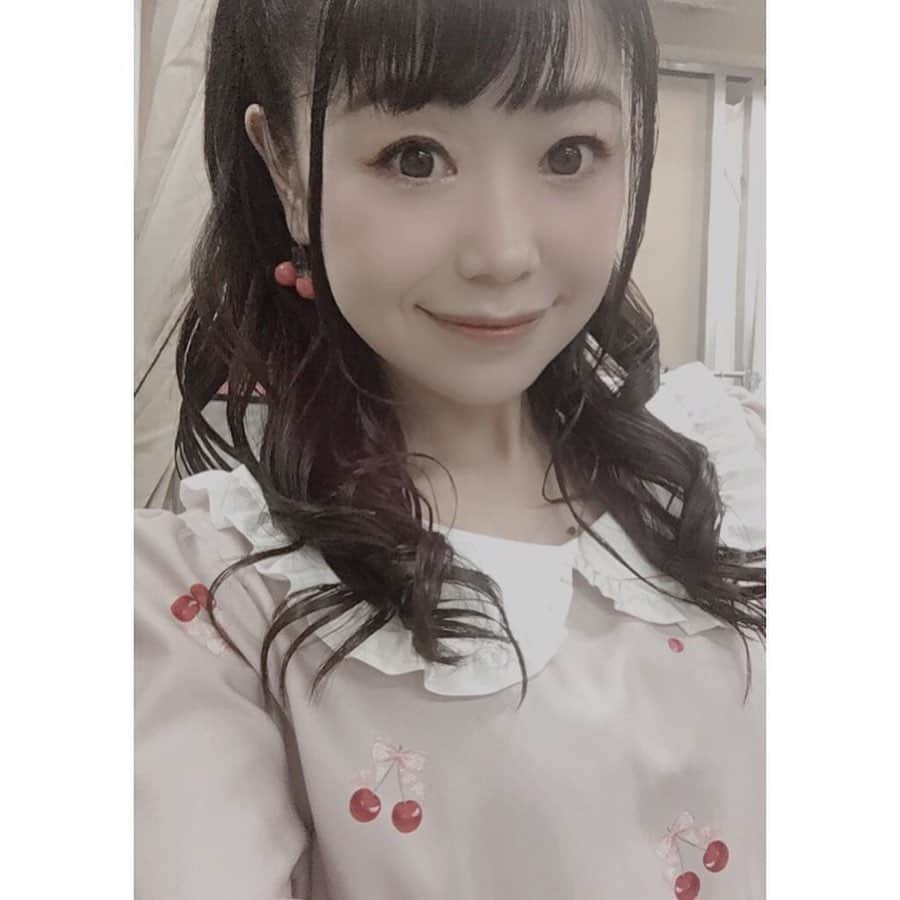 水野愛日さんのインスタグラム写真 - (水野愛日Instagram)「劇団6番シード第70回公演｢ミキシングレディオ2020｣ 私が演じた｢成瀬さん｣の自撮り詰め合わせです 笑  登場は換気休憩後の二幕からなので、他の皆さんと同じペースで準備してもだいぶ時間があったので！楽屋でセリフ確認したり、自撮りしたりして過ごしてました！  成瀬さんはカッキー(男性アイドルグループ｢キットカット｣のメンバー)の大ファン！  わたし的な役づくり？として、衣装は今流行ってる(2020、だからね♡)ジャニーズファンの子に多い｢量産型｣にしました！  量産型、研究したー！！  楽しかったーー！！  ワンピースはAnk Rouge その他のアイテムは R-sideの成瀬さん役、朝比奈里奈ちゃんのおすすめで、池袋のサンシャインシティで探しました！  カッキーのメンバーカラーがオレンジという設定(L-sideは)で、 ピンクもオレンジピンクだし、背負ってるリュックにオレンジ色のマイメロディをぶら下げてました！！  ファッションはすんなりいったけど、メイクは…… いわゆる量産型メイク、地雷メイクは私には難しくて……  普段よりだいぶ濃いけどあまり変わらないなあ……涙  もっと化けたかった！笑  #ミキシングレディオ2020 #劇団6番シード #量産型ヲタク #量産型コーデ #量産型メイク #量産型ヲタクになりきれないヲタク #地雷 #地雷系女子 #あんくるーじゅ #Ank Rouge #ankrouge #アンクルージュ #ワンピースコーデ #推しのいる生活 #推しうちわ #推しうちわ自作 #舞台 #舞台女優 #44歳 #45歳 #45さいですがナニか」7月17日 14時05分 - mizunomanabi