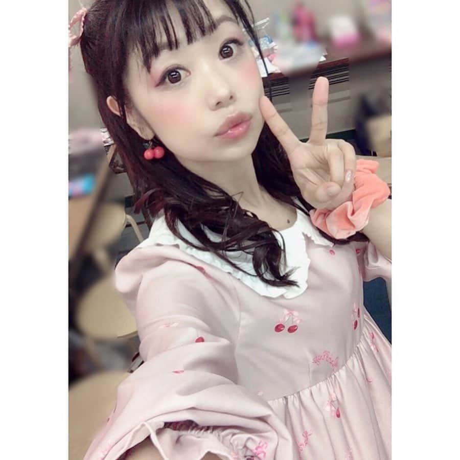 水野愛日さんのインスタグラム写真 - (水野愛日Instagram)「劇団6番シード第70回公演｢ミキシングレディオ2020｣ 私が演じた｢成瀬さん｣の自撮り詰め合わせです 笑  登場は換気休憩後の二幕からなので、他の皆さんと同じペースで準備してもだいぶ時間があったので！楽屋でセリフ確認したり、自撮りしたりして過ごしてました！  成瀬さんはカッキー(男性アイドルグループ｢キットカット｣のメンバー)の大ファン！  わたし的な役づくり？として、衣装は今流行ってる(2020、だからね♡)ジャニーズファンの子に多い｢量産型｣にしました！  量産型、研究したー！！  楽しかったーー！！  ワンピースはAnk Rouge その他のアイテムは R-sideの成瀬さん役、朝比奈里奈ちゃんのおすすめで、池袋のサンシャインシティで探しました！  カッキーのメンバーカラーがオレンジという設定(L-sideは)で、 ピンクもオレンジピンクだし、背負ってるリュックにオレンジ色のマイメロディをぶら下げてました！！  ファッションはすんなりいったけど、メイクは…… いわゆる量産型メイク、地雷メイクは私には難しくて……  普段よりだいぶ濃いけどあまり変わらないなあ……涙  もっと化けたかった！笑  #ミキシングレディオ2020 #劇団6番シード #量産型ヲタク #量産型コーデ #量産型メイク #量産型ヲタクになりきれないヲタク #地雷 #地雷系女子 #あんくるーじゅ #Ank Rouge #ankrouge #アンクルージュ #ワンピースコーデ #推しのいる生活 #推しうちわ #推しうちわ自作 #舞台 #舞台女優 #44歳 #45歳 #45さいですがナニか」7月17日 14時05分 - mizunomanabi