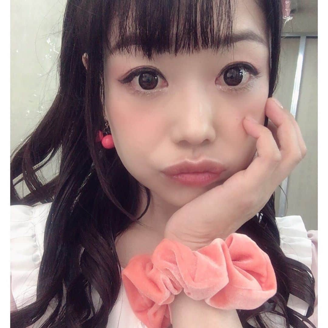 水野愛日のインスタグラム：「劇団6番シード第70回公演｢ミキシングレディオ2020｣ 私が演じた｢成瀬さん｣の自撮り詰め合わせです 笑  登場は換気休憩後の二幕からなので、他の皆さんと同じペースで準備してもだいぶ時間があったので！楽屋でセリフ確認したり、自撮りしたりして過ごしてました！  成瀬さんはカッキー(男性アイドルグループ｢キットカット｣のメンバー)の大ファン！  わたし的な役づくり？として、衣装は今流行ってる(2020、だからね♡)ジャニーズファンの子に多い｢量産型｣にしました！  量産型、研究したー！！  楽しかったーー！！  ワンピースはAnk Rouge その他のアイテムは R-sideの成瀬さん役、朝比奈里奈ちゃんのおすすめで、池袋のサンシャインシティで探しました！  カッキーのメンバーカラーがオレンジという設定(L-sideは)で、 ピンクもオレンジピンクだし、背負ってるリュックにオレンジ色のマイメロディをぶら下げてました！！  ファッションはすんなりいったけど、メイクは…… いわゆる量産型メイク、地雷メイクは私には難しくて……  普段よりだいぶ濃いけどあまり変わらないなあ……涙  もっと化けたかった！笑  #ミキシングレディオ2020 #劇団6番シード #量産型ヲタク #量産型コーデ #量産型メイク #量産型ヲタクになりきれないヲタク #地雷 #地雷系女子 #あんくるーじゅ #Ank Rouge #ankrouge #アンクルージュ #ワンピースコーデ #推しのいる生活 #推しうちわ #推しうちわ自作 #舞台 #舞台女優 #44歳 #45歳 #45さいですがナニか」