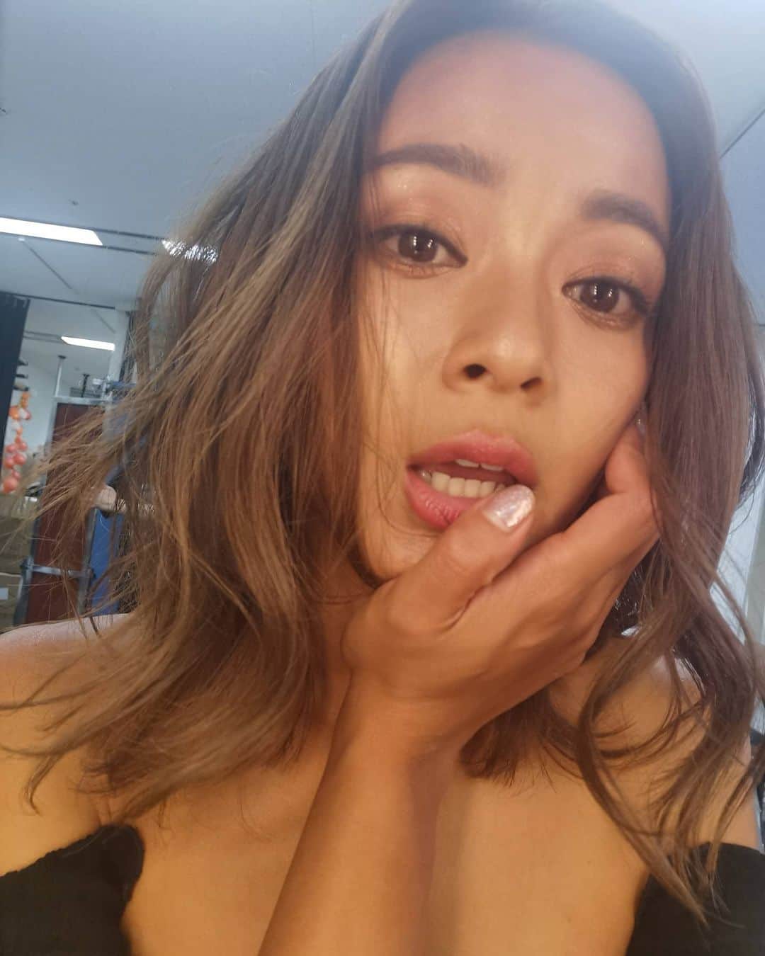 脇田恵子のインスタグラム：「炭酸パックしたら艶々で嬉しくて持って写真撮ろうと思ったら上下逆だったんだけど 盛れたからとりあえず上げる、、、  詰めの甘さにさすが私🥺🥺だなって思った。  #フェブリナ炭酸パック」