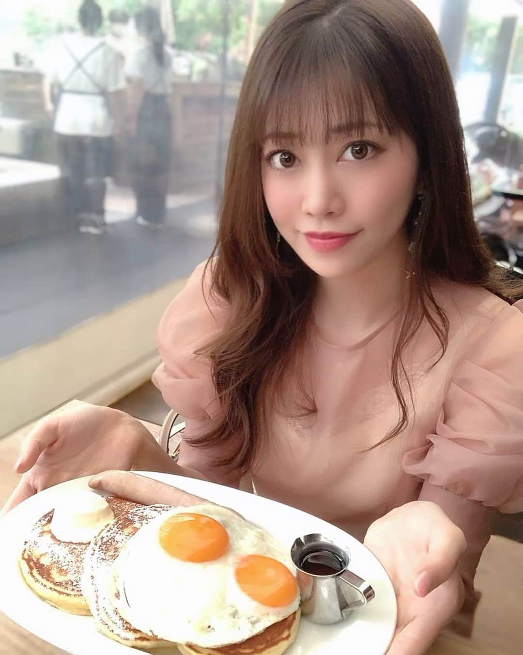 のインスタグラム：「． 　 　 ちょっと前に表参道にある  #crisscross のパンケーキ食べたよ💕 シンプルで美味しかったぁ🥞 　 　 テラスでまったりしながら食べるの好き✨✨ 　 　 　 　 このトップスは  #amerge で購入🌸 　 渋谷109にPOPUPSTOREが 出店されてた時に 一目惚れしたのっ🥺🥺 　 写真ではみえてないけど セットアップで着てるんだ〜💕 　 　 ．」