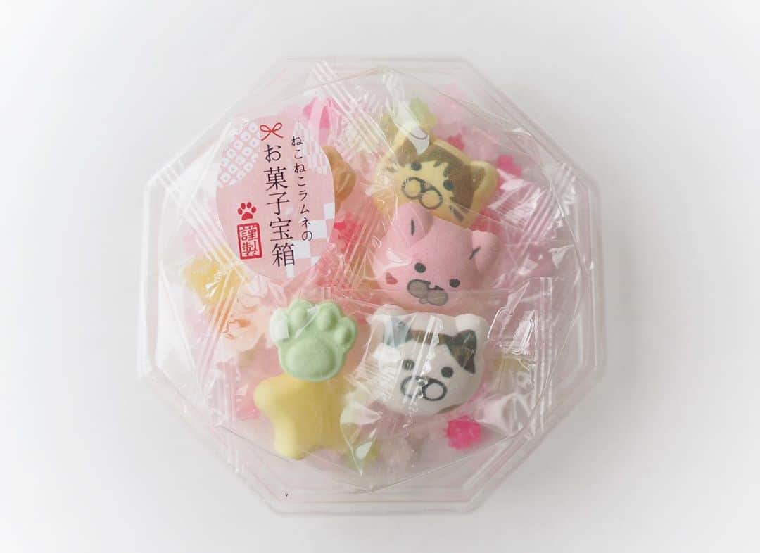 ねこさんのインスタグラム写真 - (ねこInstagram)「ジャン❤️👏🏻お待たせしましたっ❣️『ねこねこラムネのお菓子宝箱』発売開始しました〜✨🌬 現在、ヴィレッジヴァンガードさんの公式通販サイトにて予約ご注文承り中です🥂✨  中身は、めちゃんこ美味しいこんぺいとうと、ねこがおラムネがぎっしり詰まってます💎本当に宝箱みたいでとても可愛いよ⭐️  色(こんぺいとうの味が違います❣️)は、全部で4種類💓カラフルな見た目で、プチプレゼントにも絶対絶対喜ばれるよっ👌🏼🎁 是非チェックしてみてね〜🥰🍭  ■ヴィレッジヴァンガード公式通販サイト https://vvstore.jp/feature/detail/12636/  #neko_magazine #NEKONOBA #ねこマガジン #ネコノバ #ねこ #猫 #cat #catstagram #cat #雑誌ねこ #ねこ雑貨 #kozacla #ゆるかわ #ゆめかわいい #ラムネ #京ラムネ」7月17日 14時18分 - neko_magazine