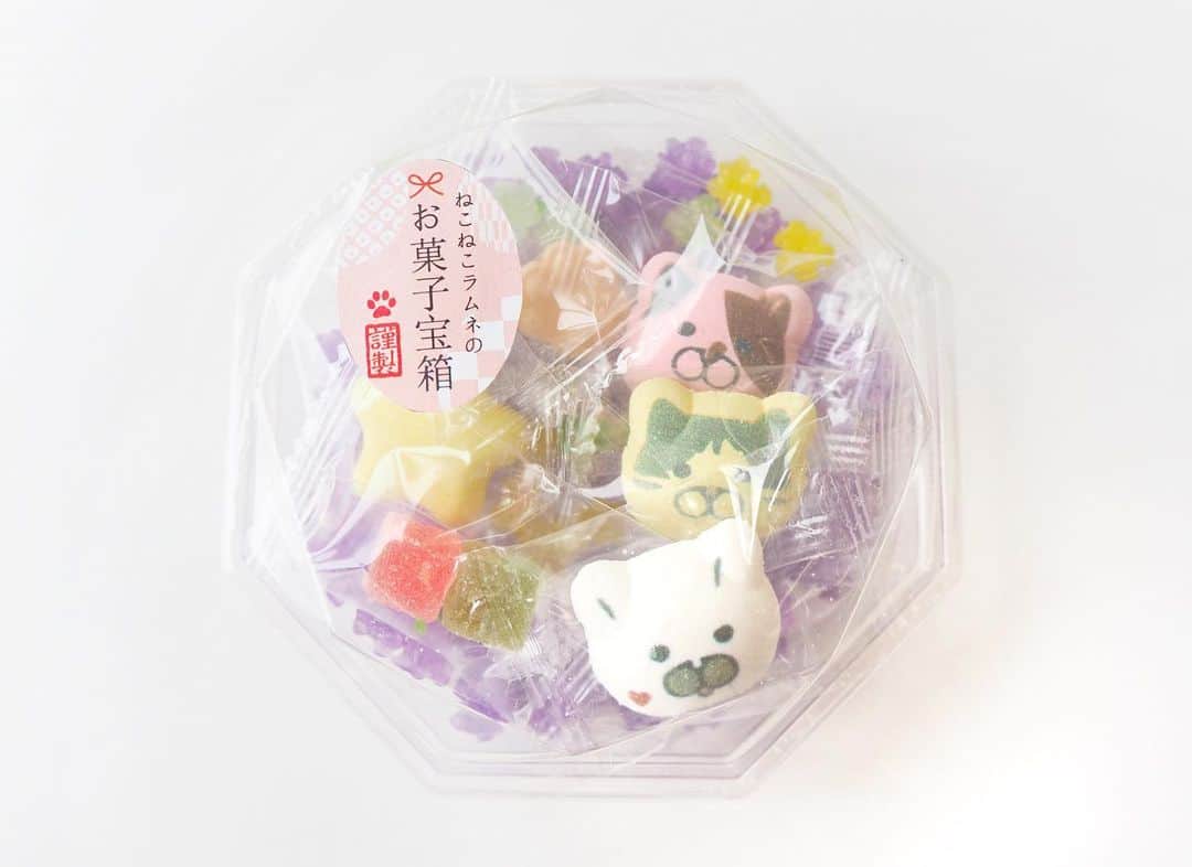 ねこさんのインスタグラム写真 - (ねこInstagram)「ジャン❤️👏🏻お待たせしましたっ❣️『ねこねこラムネのお菓子宝箱』発売開始しました〜✨🌬 現在、ヴィレッジヴァンガードさんの公式通販サイトにて予約ご注文承り中です🥂✨  中身は、めちゃんこ美味しいこんぺいとうと、ねこがおラムネがぎっしり詰まってます💎本当に宝箱みたいでとても可愛いよ⭐️  色(こんぺいとうの味が違います❣️)は、全部で4種類💓カラフルな見た目で、プチプレゼントにも絶対絶対喜ばれるよっ👌🏼🎁 是非チェックしてみてね〜🥰🍭  ■ヴィレッジヴァンガード公式通販サイト https://vvstore.jp/feature/detail/12636/  #neko_magazine #NEKONOBA #ねこマガジン #ネコノバ #ねこ #猫 #cat #catstagram #cat #雑誌ねこ #ねこ雑貨 #kozacla #ゆるかわ #ゆめかわいい #ラムネ #京ラムネ」7月17日 14時18分 - neko_magazine