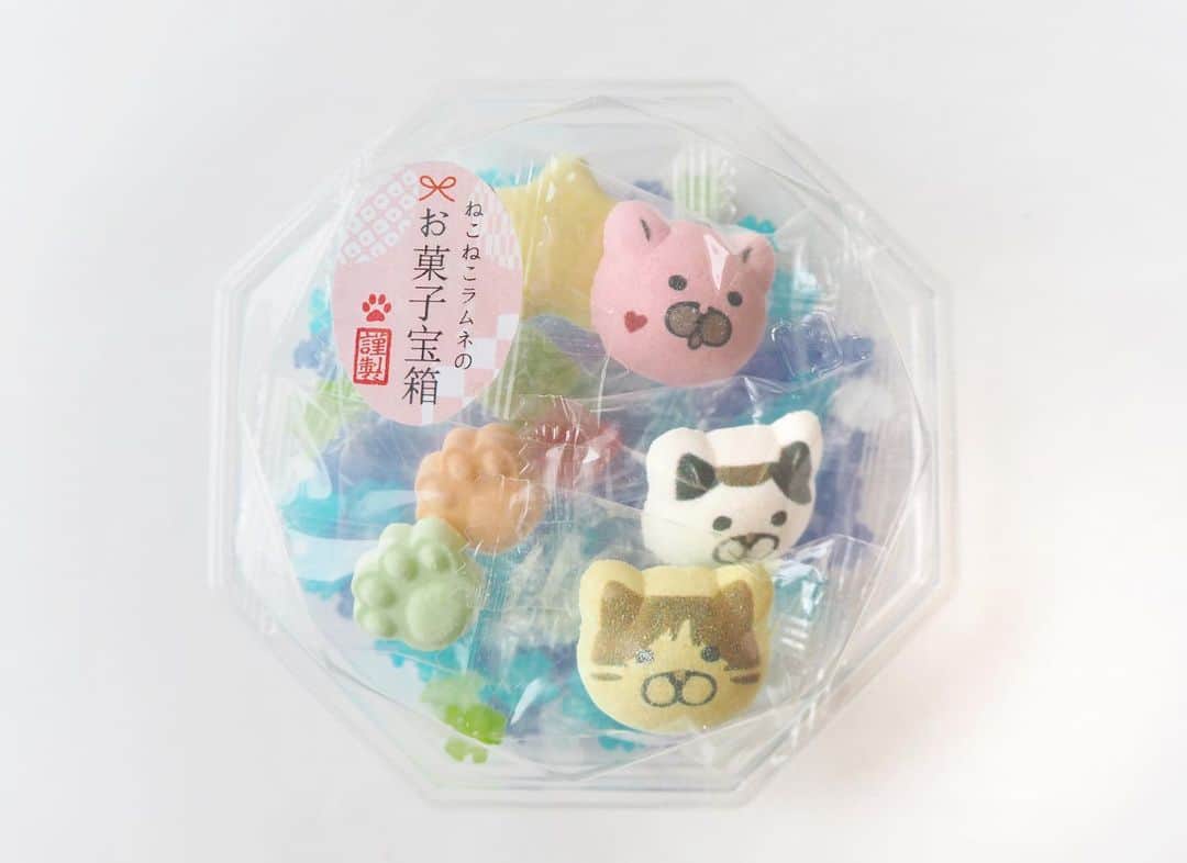 ねこさんのインスタグラム写真 - (ねこInstagram)「ジャン❤️👏🏻お待たせしましたっ❣️『ねこねこラムネのお菓子宝箱』発売開始しました〜✨🌬 現在、ヴィレッジヴァンガードさんの公式通販サイトにて予約ご注文承り中です🥂✨  中身は、めちゃんこ美味しいこんぺいとうと、ねこがおラムネがぎっしり詰まってます💎本当に宝箱みたいでとても可愛いよ⭐️  色(こんぺいとうの味が違います❣️)は、全部で4種類💓カラフルな見た目で、プチプレゼントにも絶対絶対喜ばれるよっ👌🏼🎁 是非チェックしてみてね〜🥰🍭  ■ヴィレッジヴァンガード公式通販サイト https://vvstore.jp/feature/detail/12636/  #neko_magazine #NEKONOBA #ねこマガジン #ネコノバ #ねこ #猫 #cat #catstagram #cat #雑誌ねこ #ねこ雑貨 #kozacla #ゆるかわ #ゆめかわいい #ラムネ #京ラムネ」7月17日 14時18分 - neko_magazine