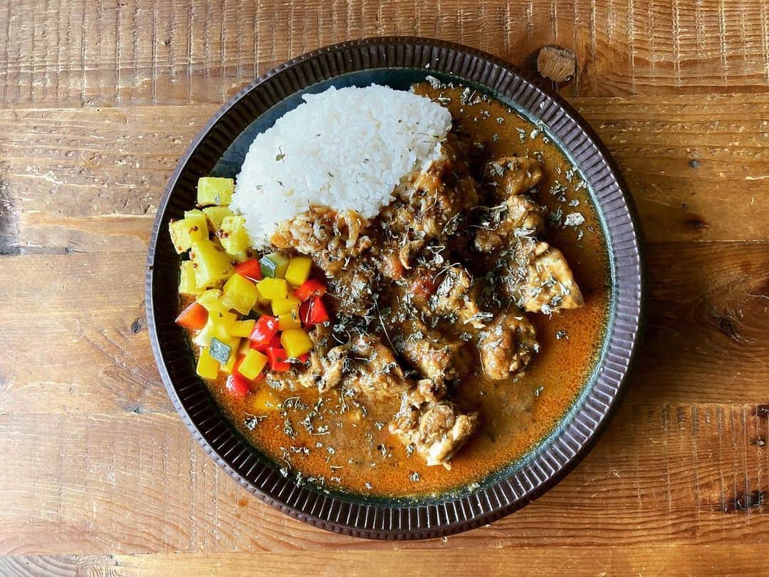 のインスタグラム：「久々こっちにカレー投稿  スパイスチキンちょい辛 #オレノヒトサラ #薬膳料理 #酒飲みの薬」