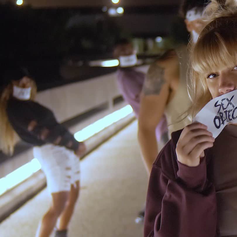 シェネルのインスタグラム：「I just released a video tonight....  . This creation touched a deep place in my heart. this goes out to all those who have been labeled, all those who were unaware of labelling others and an opportunity to reflect on the toxicity of these normalized judgements made everyday towards others and towards ourselves. let this be a reflection. we are not labels. We owe it to ourselves to be great. We can only be the best for others when we are best with ourselves. . . #endthestigma #endracism #invincible」