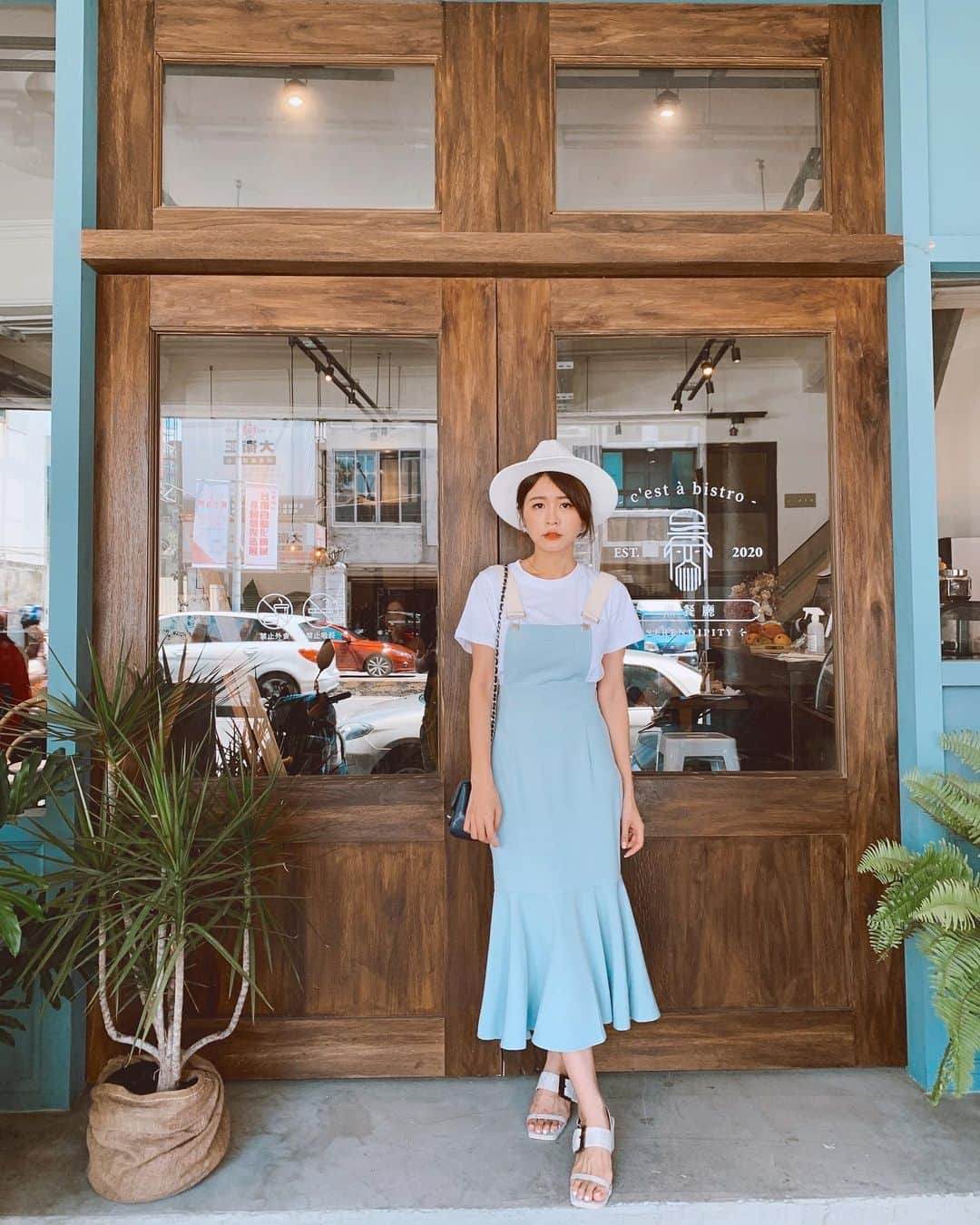 郭圈圈さんのインスタグラム写真 - (郭圈圈Instagram)「這天跟老公吵架 但不爽我還是會幫我拍照（算是一個優點） 只是我一開始叫他出去的時候不出去（他覺得我態度很差🤪） 就一直在擦他的新鞋 我就在旁邊狂翻白眼🙄哈哈但拍照的時候還是要笑🙂最後一張才是真實的😐 - 全身穿搭 @marumaru_lea_official . . . . . #lea_outfit#圈圈在台南的吃吃喝喝走走晃晃#lea_outfit」7月17日 23時54分 - helloiamlea