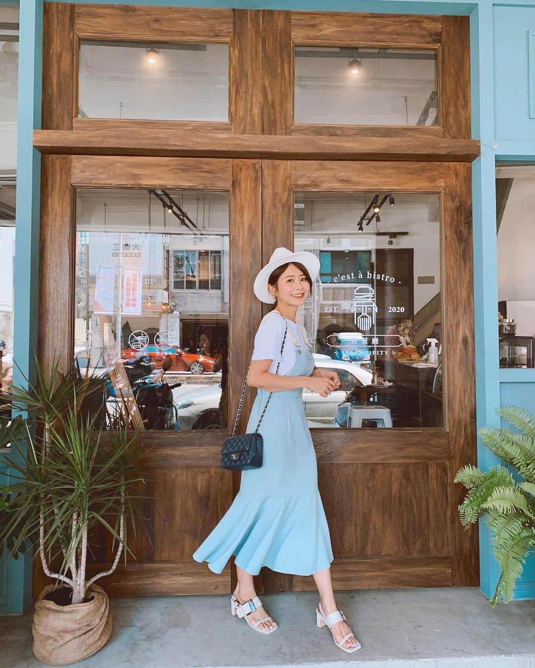 郭圈圈さんのインスタグラム写真 - (郭圈圈Instagram)「這天跟老公吵架 但不爽我還是會幫我拍照（算是一個優點） 只是我一開始叫他出去的時候不出去（他覺得我態度很差🤪） 就一直在擦他的新鞋 我就在旁邊狂翻白眼🙄哈哈但拍照的時候還是要笑🙂最後一張才是真實的😐 - 全身穿搭 @marumaru_lea_official . . . . . #lea_outfit#圈圈在台南的吃吃喝喝走走晃晃#lea_outfit」7月17日 23時54分 - helloiamlea