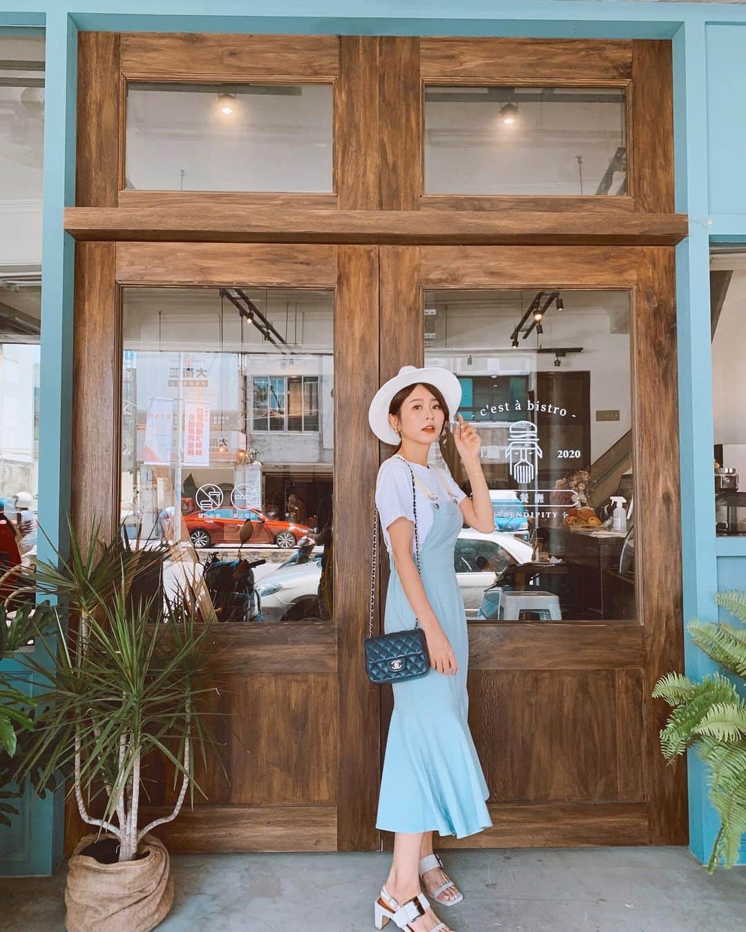 郭圈圈さんのインスタグラム写真 - (郭圈圈Instagram)「這天跟老公吵架 但不爽我還是會幫我拍照（算是一個優點） 只是我一開始叫他出去的時候不出去（他覺得我態度很差🤪） 就一直在擦他的新鞋 我就在旁邊狂翻白眼🙄哈哈但拍照的時候還是要笑🙂最後一張才是真實的😐 - 全身穿搭 @marumaru_lea_official . . . . . #lea_outfit#圈圈在台南的吃吃喝喝走走晃晃#lea_outfit」7月17日 23時54分 - helloiamlea