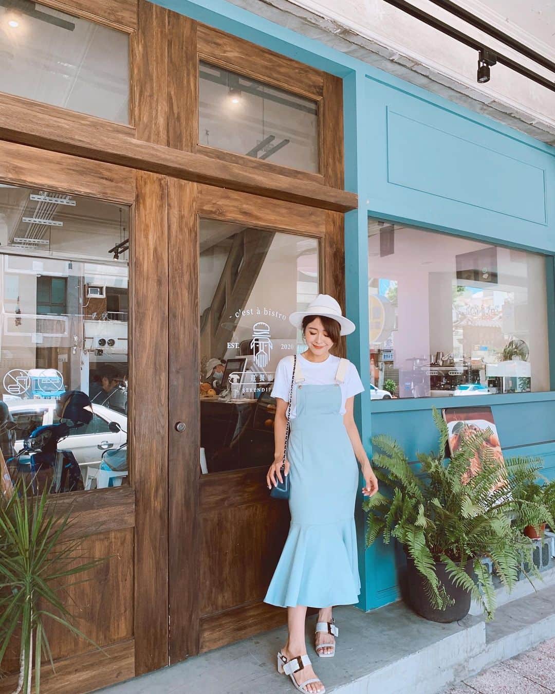 郭圈圈さんのインスタグラム写真 - (郭圈圈Instagram)「這天跟老公吵架 但不爽我還是會幫我拍照（算是一個優點） 只是我一開始叫他出去的時候不出去（他覺得我態度很差🤪） 就一直在擦他的新鞋 我就在旁邊狂翻白眼🙄哈哈但拍照的時候還是要笑🙂最後一張才是真實的😐 - 全身穿搭 @marumaru_lea_official . . . . . #lea_outfit#圈圈在台南的吃吃喝喝走走晃晃#lea_outfit」7月17日 23時54分 - helloiamlea