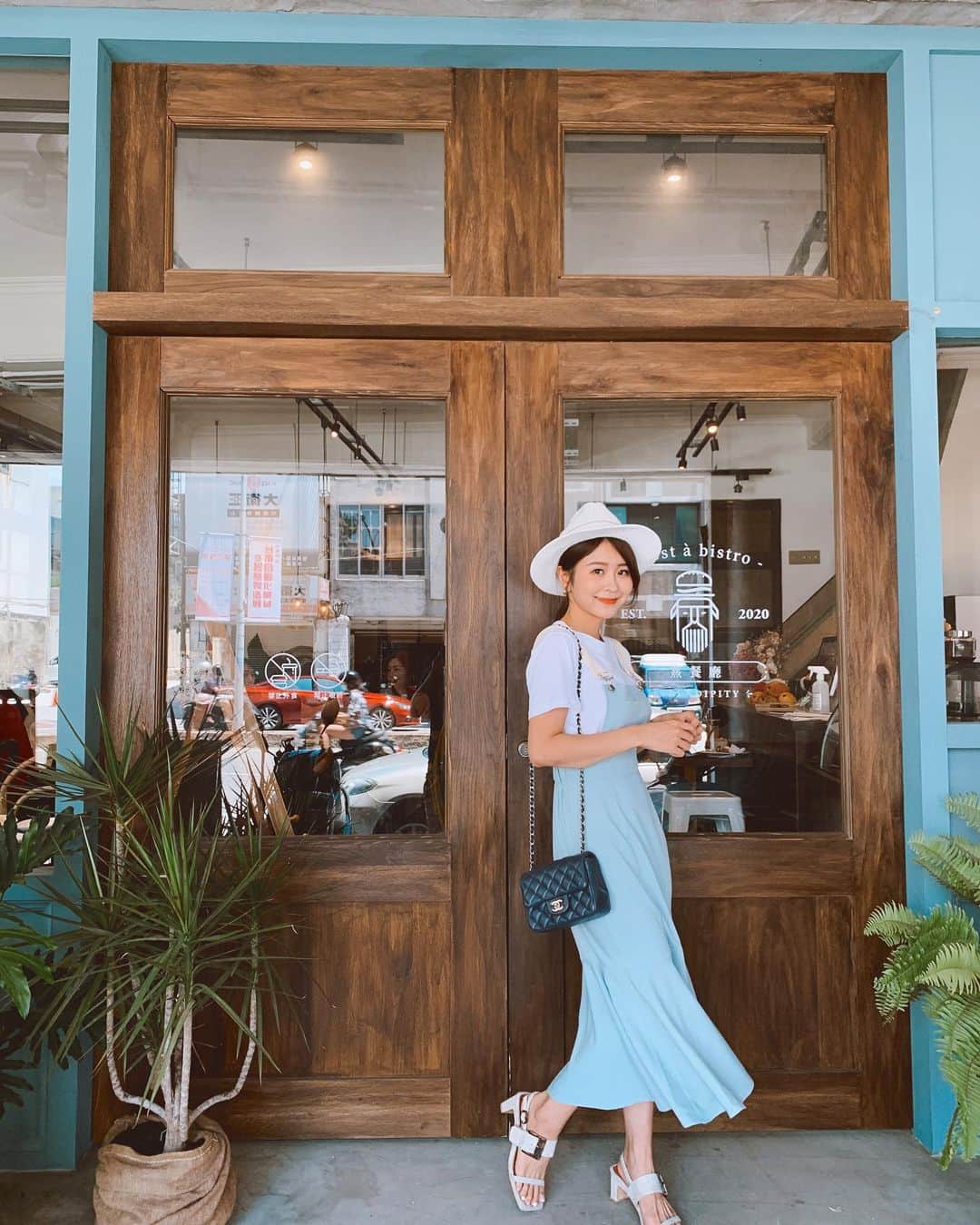 郭圈圈さんのインスタグラム写真 - (郭圈圈Instagram)「這天跟老公吵架 但不爽我還是會幫我拍照（算是一個優點） 只是我一開始叫他出去的時候不出去（他覺得我態度很差🤪） 就一直在擦他的新鞋 我就在旁邊狂翻白眼🙄哈哈但拍照的時候還是要笑🙂最後一張才是真實的😐 - 全身穿搭 @marumaru_lea_official . . . . . #lea_outfit#圈圈在台南的吃吃喝喝走走晃晃#lea_outfit」7月17日 23時54分 - helloiamlea