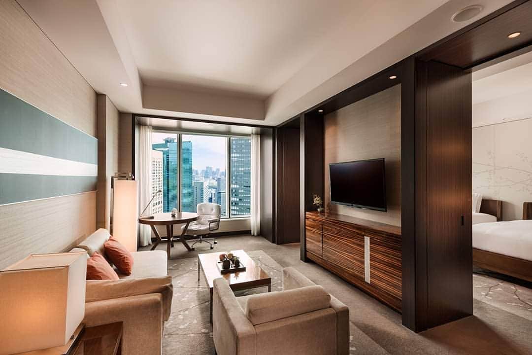 Conrad Tokyoのインスタグラム：「大切なお客様もご招待できる贅沢でスタイリッシュなお部屋。 Stay in style in this City Suite offering stunning Japanese inspired decor and panoramic views overlooking the skyscrapers of Ginza and Shiodome.」