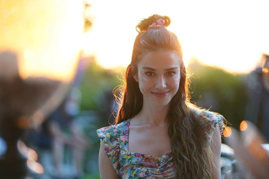 Ozge Gurelのインスタグラム：「#ezgi🌻 ama bela mıknatısı👻  bu akşam bol aksiyonlu bir bölüm geliyor @bayyanlisfox 🎉🎉」