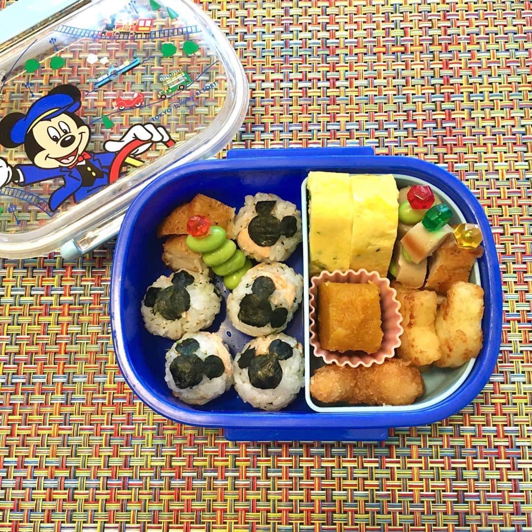 蒲生麻由のインスタグラム：「幼稚園入園後、初めてのお弁当day❣️ 久しぶりのお弁当づくりに、前日夜からワクワクが止まらなかった😚 1年前、幼稚園選びの当初は”絶対給食ありの幼稚園がいいな”とか言ってた自分に教えてあげたい。一年後のあなたはお弁当作りにワクワクして楽しんでますよってね😏  #mamalife #幼稚園ライフ #幼稚園お弁当 #空っぽのお弁当箱見る幸せ #男の子ママ #年少弁当」
