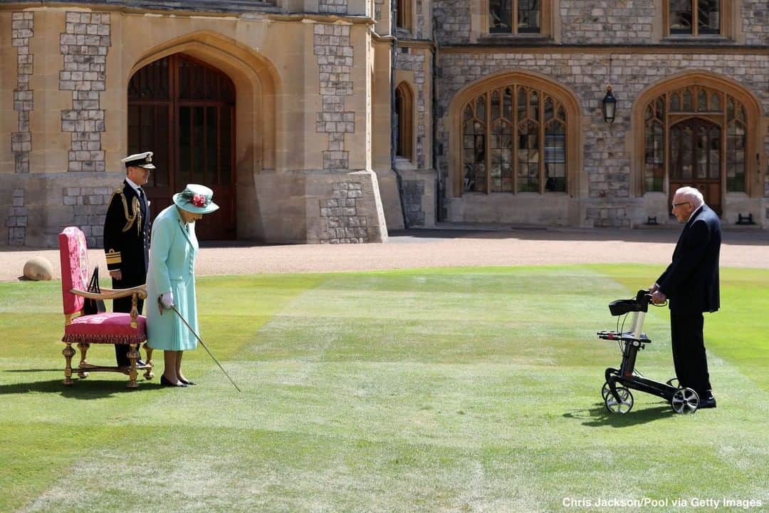 ABC Newsさんのインスタグラム写真 - (ABC NewsInstagram)「JUST IN: The veteran known as Captain Tom—who raised tens of millions of dollars for the British National Health Service during the coronavirus pandemic—receives a knighthood from Queen Elizabeth.  Capt. Sir Thomas Moore received the honor during a ceremony at Windsor Castle that marked the first investiture the 94-year-old queen has taken part in since she began following strict stay-at-home orders in March during the pandemic. #queenelizabeth #roylafamily #britishroyals #captaintommoore #windsorcastle」7月17日 23時49分 - abcnews
