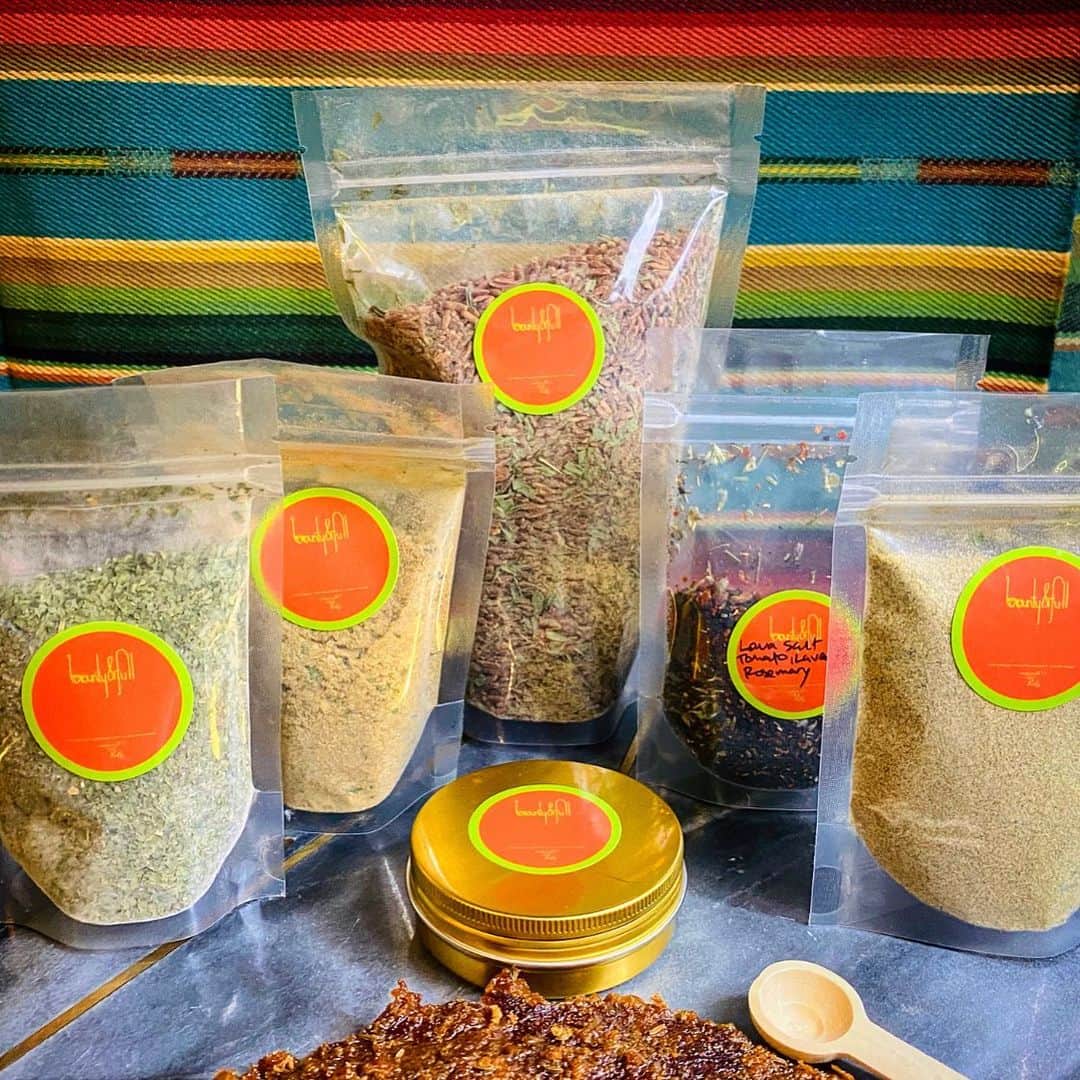 ケリスのインスタグラム：「Good morning! You guys ready ? Premium GOLD MINE BOXES ARE GOING LIVE ON SALE today ! Go to bountyandfull.com at 12 noon pst . Limited supplies so set your alarms 🚨 I love this box and I know you will too ❤️. #treasure #travel #foodies #cheflife #selflove #selfcare #quarentine #snacks #buyblack #womenownedbusiness #healthyeating #eatwell. @bountyandfull it’s a lifestyle -red rice infused with aromatics I got from spice island on my trip to Zanzibar -10 hour smoked sea salt infused with fresh farm rosemary grown here and premium grade cbd. -candied short rib and rib eye beef jerky -black sesame ginger rub amazing on pan fried veggies , fish , chicken , steak . Just add a little sesame oil and you’re good to go ! -Colombian like Aji , delicious and perfect on anything and everything . 🐟, 🍗, 🥩, 🌽 try mixing it in Mayo as a delicious dip or adding oil and vinegar for a vinaigrette so 💣. -Mediterranean rub is meant for fire ! Put it in a bowl and add some olive oil enough to make a paste and put on everything , potatoes, rice, bread , meats and fish. It’s delicious. -black lava salt with lavender , tomato and rosemary is so delicious . Make home fries or sprinkle on anything it’s like a party in your mouth .」