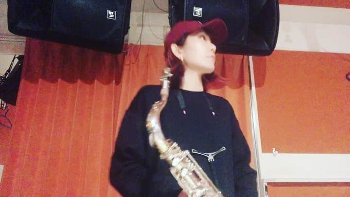 清水玲奈のインスタグラム：「. # 2. . #looptherapy . #brokenwings . . . #session #リード #うすめ  #sax #saxophone #tenorsax #tenorsaxophone #saxophonist #japan #jazzsax #music #musician #musica #femalesaxplayer #jazz #爵士樂 #saxophonelife #hiphop #chillmusic #yamaha #yamahatenorsaxophone #reinashimizu #清水玲奈 #saxophoneworl #薩克斯風 #색소폰」