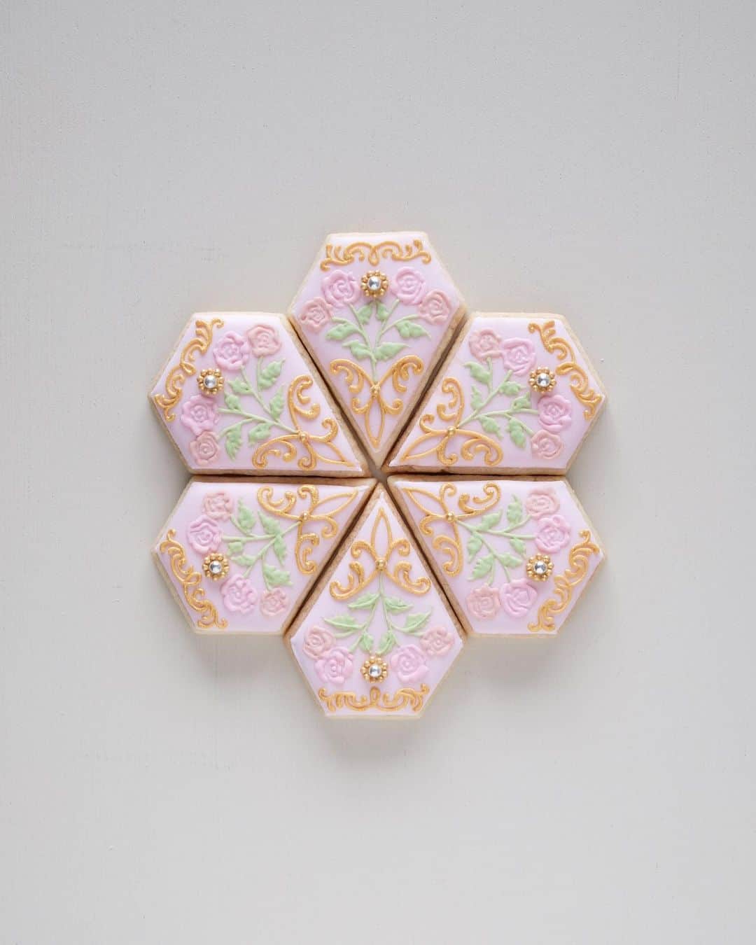 KUNIKAのインスタグラム：「Flower petal tile cookies🌸  そういえば、小学生のころからお花とクルクルした模様ばかりノートに描いてたなぁ...大人になっても変わってないな🎨  #artofkunika」