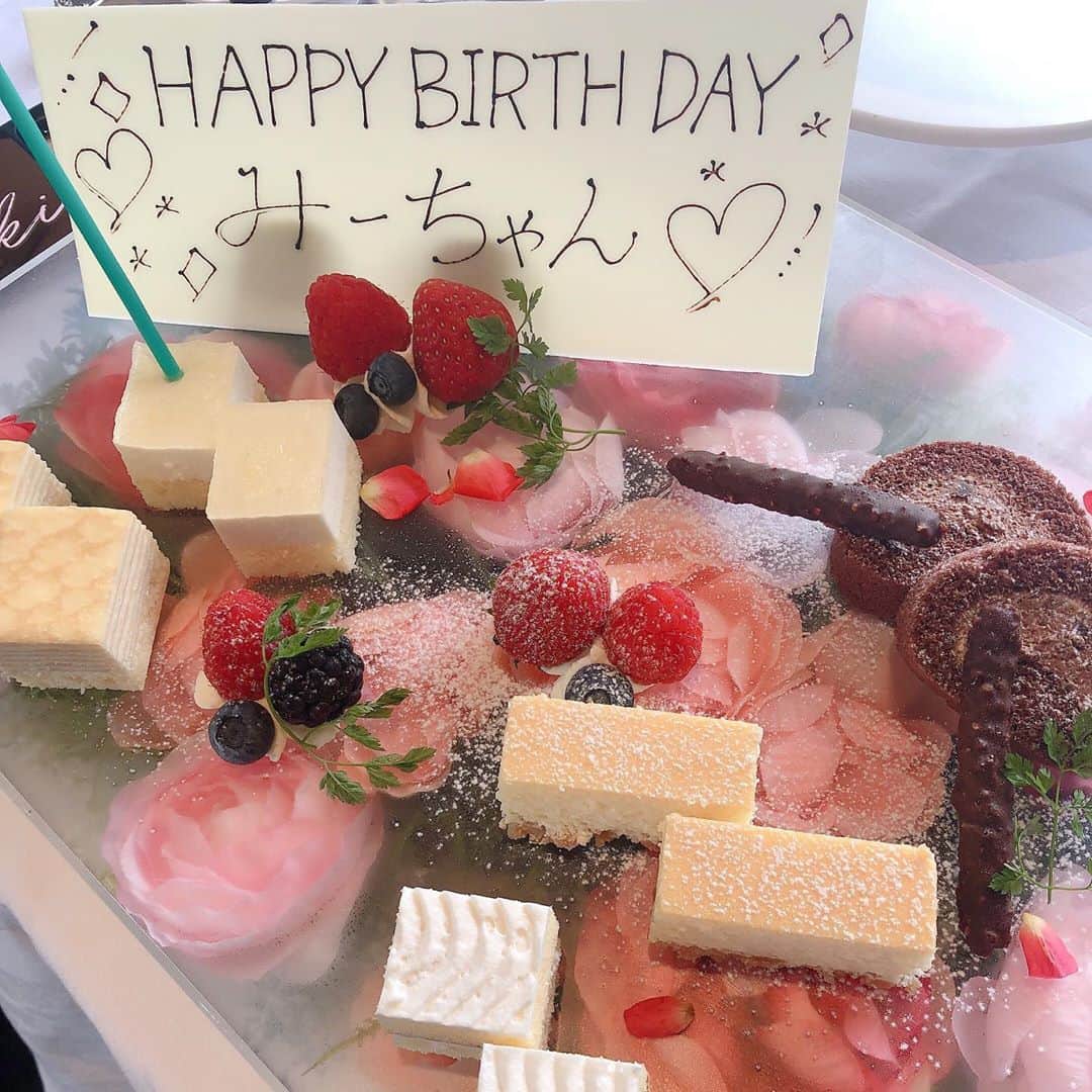 瀬賀しお（せがしぃ）さんのインスタグラム写真 - (瀬賀しお（せがしぃ）Instagram)「相方みーちゃん ( @misaki_aono )のお誕生日をお祝いしてきました👏🏼🎉💓 個室でまったりアフタヌーンティー☕️ 1ヶ月分くらいのスウィーツを1時間で食べたわ（笑） . お店は #thelegiantokyo ❤︎ 実はずっと行ってみたいと思ってたんだけど、想像以上に素敵なお店だった🍰💓 みーちゃんもチェックしてたお店みたいで ここでお祝い出来てよかったぁ😚！ . もう10年以上、平和に仲良くのほほんと過ごしてきてるね🌷 本当に居心地が良いのよねヽ(´ー｀)ﾉ 真っ直ぐで友達思いで強くて優しい相方がいて幸せ者です🙏🏼💋 . . 準備動画撮ったのでコーディネートなどの詳細は次の動画をお楽しみに☺️ . #love #アフタヌーンティー #誕生日 #女子会」7月18日 0時03分 - segashiori