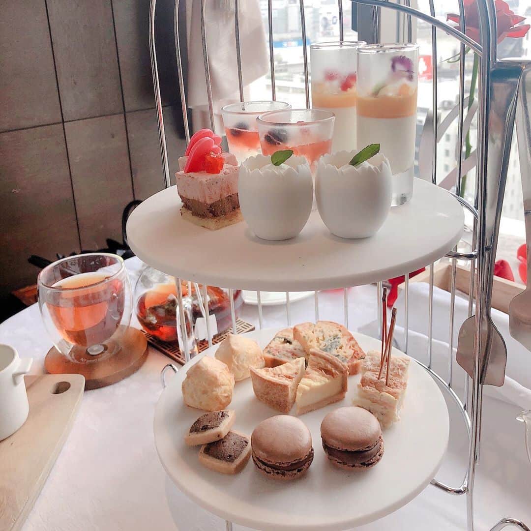 瀬賀しお（せがしぃ）さんのインスタグラム写真 - (瀬賀しお（せがしぃ）Instagram)「相方みーちゃん ( @misaki_aono )のお誕生日をお祝いしてきました👏🏼🎉💓 個室でまったりアフタヌーンティー☕️ 1ヶ月分くらいのスウィーツを1時間で食べたわ（笑） . お店は #thelegiantokyo ❤︎ 実はずっと行ってみたいと思ってたんだけど、想像以上に素敵なお店だった🍰💓 みーちゃんもチェックしてたお店みたいで ここでお祝い出来てよかったぁ😚！ . もう10年以上、平和に仲良くのほほんと過ごしてきてるね🌷 本当に居心地が良いのよねヽ(´ー｀)ﾉ 真っ直ぐで友達思いで強くて優しい相方がいて幸せ者です🙏🏼💋 . . 準備動画撮ったのでコーディネートなどの詳細は次の動画をお楽しみに☺️ . #love #アフタヌーンティー #誕生日 #女子会」7月18日 0時03分 - segashiori