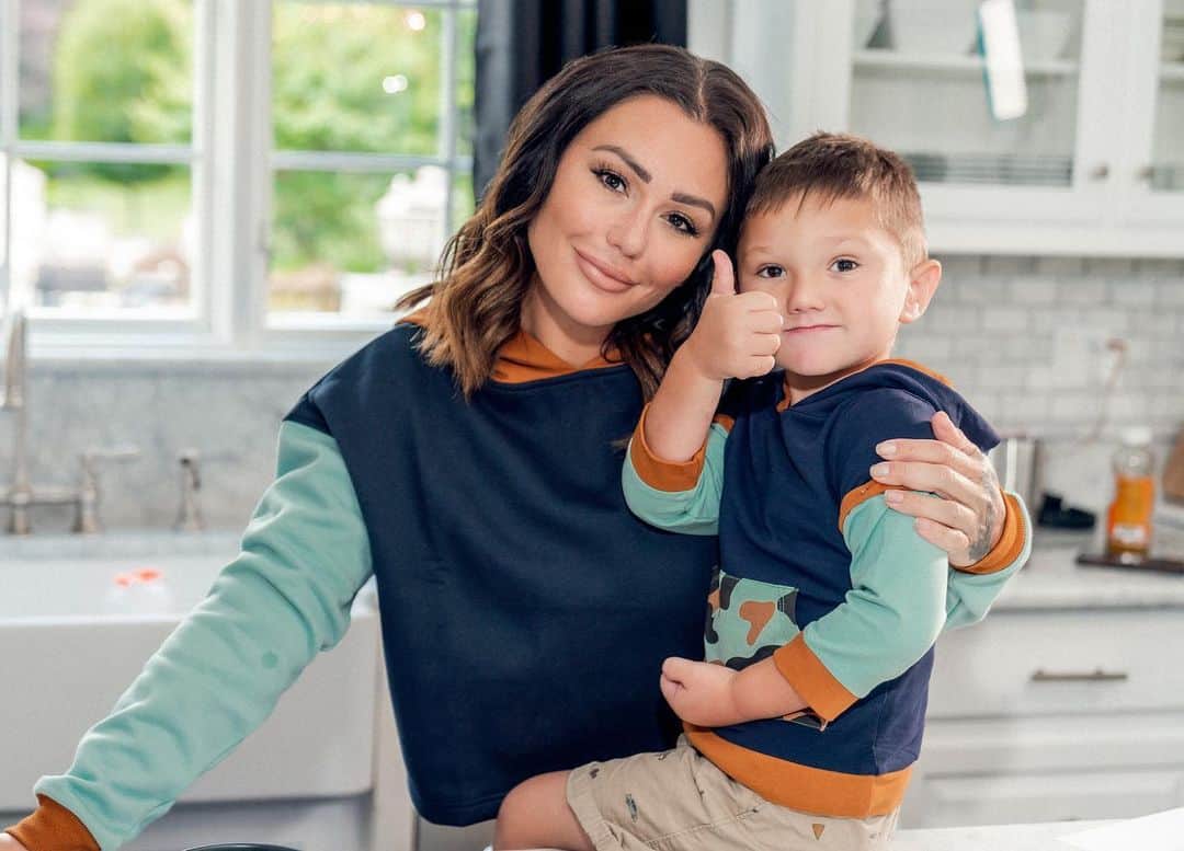 ディーナ・ニコール・コルテーゼのインスタグラム：「I’M OBSESSED!!! @JWOWW AND @GREYSONMATHEWS ROCKING @CHRISTOPHERJOHNCLOTHING MOMMY HOODY AND SNAP ON AND SNAP OFF HOODY 💙 go to www.christopher-John.com to shop these looks or click the link in my bio」