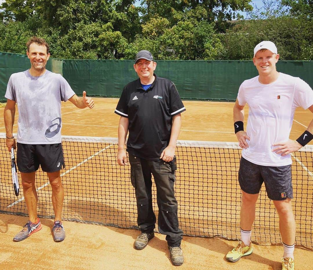 カイル・エドマンドさんのインスタグラム写真 - (カイル・エドマンドInstagram)「Great two weeks on the clay at Roehampton. Credit to Jason and Wally for all there hard work they’ve done with the clay. I’ve been at the National tennis centre for 9 years and known them since  day 1. Proper grafters💪🏻」7月17日 23時57分 - kyle.edmund