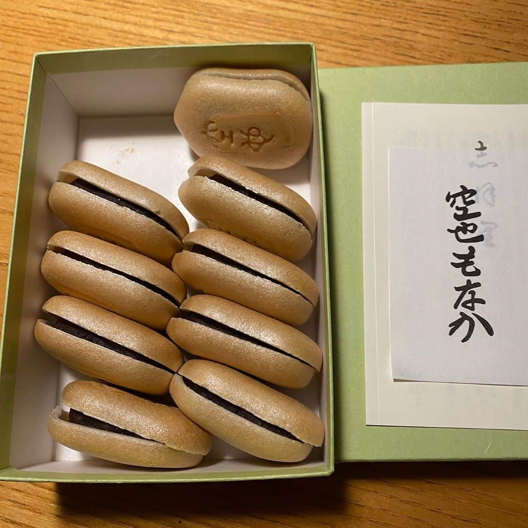 松本隆さんのインスタグラム写真 - (松本隆Instagram)「ラスリーズで東京から送られた空也の最中を、松尾さんの手を中継してもらう。マダムチェリーは年齢を超越して美しい。最中が１つ欠けてるのは、ぼくの胃に入ってしまったから。」7月18日 0時02分 - takashi_matsumoto_official