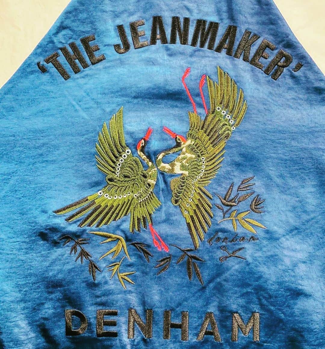 denham_japanさんのインスタグラム写真 - (denham_japanInstagram)「SUKA BOMBER JKT WS オリエンタルなムードをまとった、ジップアップタイプのスカジャン。 ツヤのあるサテンを使用した配色コントラストと、鶴の刺繍がインパクトを発揮します。 後ろすそにおこなったシザーロゴのタブが、DENHAMを象徴するアクセントです。 @denhamthejeanmaker @denham @denhamjapan @denham_china」7月18日 0時14分 - denham_japan_by_aki_negishi
