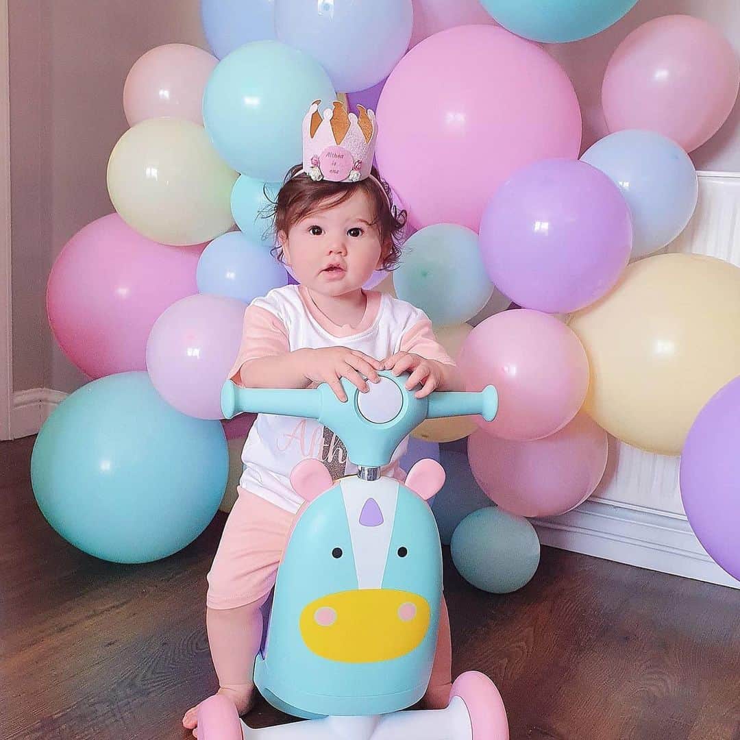 Skip Hopさんのインスタグラム写真 - (Skip HopInstagram)「Happy #firstbirthday! We ❤️ this cutie celebrating her magical day with Eureka Unicorn! 🦄🎂 🎈Are you celebrating a birthday this weekend?   📸: @alylaz_  #birthday #toddlerlife #skiphop」7月18日 0時16分 - skiphop