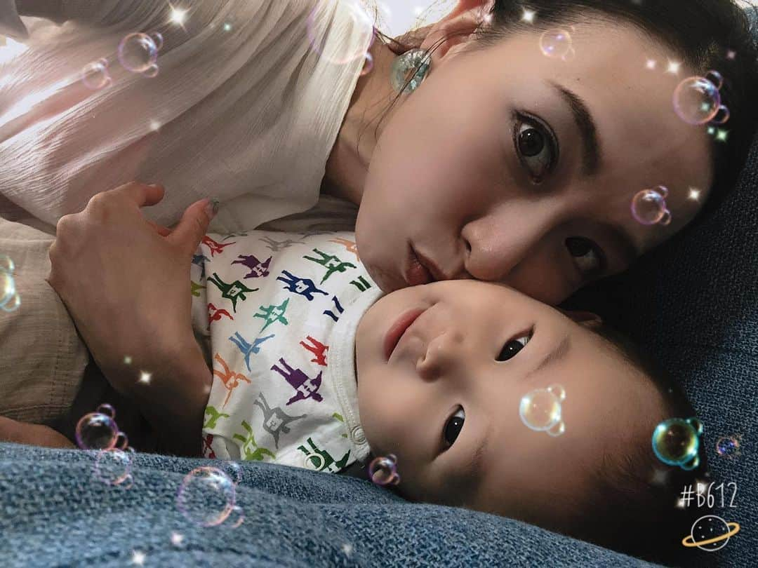 空さやかさんのインスタグラム写真 - (空さやかInstagram)「💎 我が家の癒しくん👶 尊さんが１歳半に🙌 おうちで甚平さん着て撮影大会🍉 成長記録とともに✍️ * * ・炭酸水が好き ・豆腐と納豆が好き←辛子入りでも食べる ・カレーのスパイスも食べられる ・ハンバーグも好き ・ご飯の時は自分の椅子を抜け出してママかパパの膝の上をキープ。食べたいものを指差して指示出し👇 ・ディズニーキャラクターが好き 見つけたら全部「みみー！」って指差しw 特にモンスターズインクのマイクと トイストーリーのウッディと ミニーちゃんとミッキーが好き ・聞き取れる単語が増えてきた♡ 「おいちい(美味しい)」「いたい(痛い)」 「ぁっちい(熱い)」「ここ」「あっこ(抱っこ)」 「いや」「あお(愛生)」「はよー(おはよう)」 「あーくー(早く)」「ウディー(ウッディ)」 ・動物が大好き 犬を見つけたら指差して「わんわん！」 猫を見つけたら指差して「にゃーにゃー！」 ライオンは「がお！」 象さんは「ぱおー！」 牛さんは「もぉー」 今こそ動物園連れてってあげたい☆ * ・基本的に穏やかで手がかからないのは続行 ・でも嫌なことがあるとでっかい声で「いやー！」と叫ぶ。 ・泣いてもずっと引きずらない。切り替え早め。 ・愛生姉ちゃんが大好き。後ろからギューってハグしたりする♡ ・愛生のすることがツボ。ゲラゲラ笑う♡ ・音楽が大好き。音楽が流れると自分なりに曲の特徴をとらえて踊る🕺リズム感が良さげ🙆‍♀️ ・知ってる曲だとフレーズの語尾だけ歌ってくるw ・クールな表情多めでツンデレ疑惑。 ・でもたまにニーって顔シワクチャにした笑顔をくれるところが魔性w * * 毎日大好きが止まらない。 毎日ほっぺや首のお肉に吸いついて 好きって伝えまくってる。 愛されるってことが自然に備わって それが幹となり、どんなことにも 挑戦していけるカッコいい男になってほしい。 * 長女の愛生、長男の尊。 性別がちがうとやっぱり願うことや こちらの対応も不思議と変わってくるものですね。 なによりもまずは個性を大切に。 ママはあなたたちを全力で愛します🙋‍♀️💎 * * * #1歳半バースデー  #おめでとう #あいしてる #長男 #尊 #姉弟なかよし #生まれてきてくれてありがとう」7月18日 0時21分 - sky_sayaka