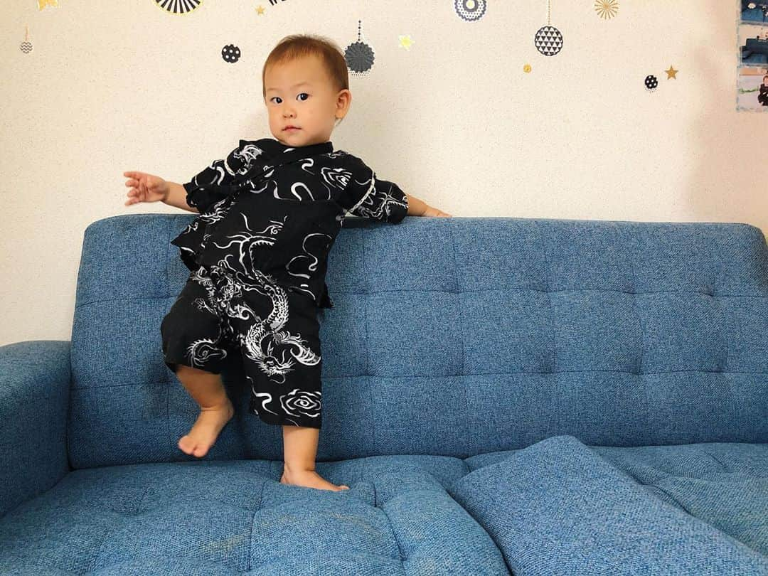 空さやかのインスタグラム：「💎 我が家の癒しくん👶 尊さんが１歳半に🙌 おうちで甚平さん着て撮影大会🍉 成長記録とともに✍️ * * ・炭酸水が好き ・豆腐と納豆が好き←辛子入りでも食べる ・カレーのスパイスも食べられる ・ハンバーグも好き ・ご飯の時は自分の椅子を抜け出してママかパパの膝の上をキープ。食べたいものを指差して指示出し👇 ・ディズニーキャラクターが好き 見つけたら全部「みみー！」って指差しw 特にモンスターズインクのマイクと トイストーリーのウッディと ミニーちゃんとミッキーが好き ・聞き取れる単語が増えてきた♡ 「おいちい(美味しい)」「いたい(痛い)」 「ぁっちい(熱い)」「ここ」「あっこ(抱っこ)」 「いや」「あお(愛生)」「はよー(おはよう)」 「あーくー(早く)」「ウディー(ウッディ)」 ・動物が大好き 犬を見つけたら指差して「わんわん！」 猫を見つけたら指差して「にゃーにゃー！」 ライオンは「がお！」 象さんは「ぱおー！」 牛さんは「もぉー」 今こそ動物園連れてってあげたい☆ * ・基本的に穏やかで手がかからないのは続行 ・でも嫌なことがあるとでっかい声で「いやー！」と叫ぶ。 ・泣いてもずっと引きずらない。切り替え早め。 ・愛生姉ちゃんが大好き。後ろからギューってハグしたりする♡ ・愛生のすることがツボ。ゲラゲラ笑う♡ ・音楽が大好き。音楽が流れると自分なりに曲の特徴をとらえて踊る🕺リズム感が良さげ🙆‍♀️ ・知ってる曲だとフレーズの語尾だけ歌ってくるw ・クールな表情多めでツンデレ疑惑。 ・でもたまにニーって顔シワクチャにした笑顔をくれるところが魔性w * * 毎日大好きが止まらない。 毎日ほっぺや首のお肉に吸いついて 好きって伝えまくってる。 愛されるってことが自然に備わって それが幹となり、どんなことにも 挑戦していけるカッコいい男になってほしい。 * 長女の愛生、長男の尊。 性別がちがうとやっぱり願うことや こちらの対応も不思議と変わってくるものですね。 なによりもまずは個性を大切に。 ママはあなたたちを全力で愛します🙋‍♀️💎 * * * #1歳半バースデー  #おめでとう #あいしてる #長男 #尊 #姉弟なかよし #生まれてきてくれてありがとう」