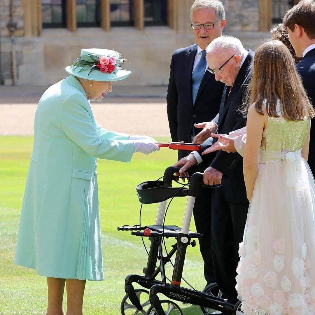 Primer Impactoさんのインスタグラム写真 - (Primer ImpactoInstagram)「La #ReinaIsabelII de #Inglaterra nombró Sir (Caballero) al Capitán Sir #ThomasMoore tras otorgarle la insignia de #KnightBachelor en el Castillo de #Windsor.  El veterano británico de la Segunda Guerra Mundial recaudó más de $40 millones para los servicios de salud de su país durante la pandemia de #coronavirus.  El veterano, que acaba de cumplir 100 años, recorrió 100 veces su jardín con ayuda de su andadera durante su confinamiento.  📸: Chris Jackson/Getty Images.  #PrimerImpacto.」7月18日 0時19分 - primerimpacto