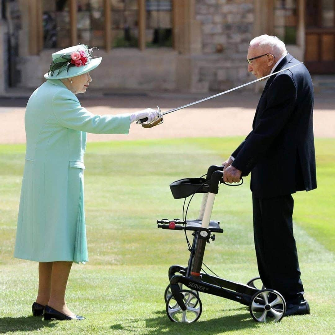 Primer Impactoさんのインスタグラム写真 - (Primer ImpactoInstagram)「La #ReinaIsabelII de #Inglaterra nombró Sir (Caballero) al Capitán Sir #ThomasMoore tras otorgarle la insignia de #KnightBachelor en el Castillo de #Windsor.  El veterano británico de la Segunda Guerra Mundial recaudó más de $40 millones para los servicios de salud de su país durante la pandemia de #coronavirus.  El veterano, que acaba de cumplir 100 años, recorrió 100 veces su jardín con ayuda de su andadera durante su confinamiento.  📸: Chris Jackson/Getty Images.  #PrimerImpacto.」7月18日 0時19分 - primerimpacto