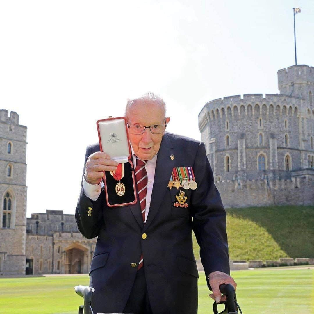 Primer Impactoさんのインスタグラム写真 - (Primer ImpactoInstagram)「La #ReinaIsabelII de #Inglaterra nombró Sir (Caballero) al Capitán Sir #ThomasMoore tras otorgarle la insignia de #KnightBachelor en el Castillo de #Windsor.  El veterano británico de la Segunda Guerra Mundial recaudó más de $40 millones para los servicios de salud de su país durante la pandemia de #coronavirus.  El veterano, que acaba de cumplir 100 años, recorrió 100 veces su jardín con ayuda de su andadera durante su confinamiento.  📸: Chris Jackson/Getty Images.  #PrimerImpacto.」7月18日 0時19分 - primerimpacto