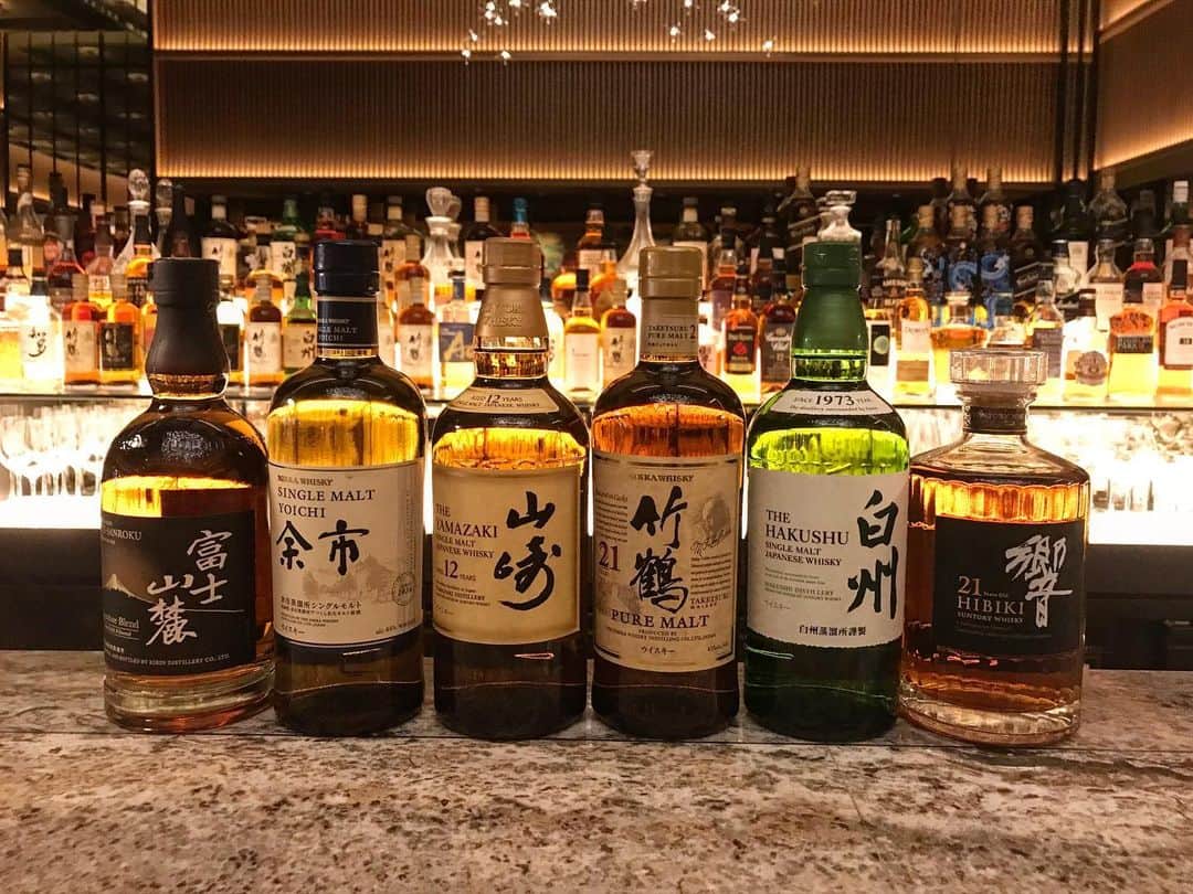 InterContinental Tokyo Bayさんのインスタグラム写真 - (InterContinental Tokyo BayInstagram)「. ハドソンラウンジでは、数多くのジャパニーズウィスキーを取り揃えております🥃 . こだわりのグラスは、日本を感じさせる富士山が彫刻されています🗻 . ホテルのバーラウンジで日頃の自分へのご褒美に１杯いかがでしょうか🎁 . #インターコンチネンタル東京ベイ#intercontinentaltokyobay #intercontinental  #ハドソンラウンジ#hudsonlounge #バー #bar #ラウンジ#lounge #非日常空間 #ウィスキー #whisky #ジャパニーズウィスキー#japanesewhisky #富士山  #日本 #japan  #フォトジュニック #インスタ映え  #バー好きな人と繋がりたい  #ホテルバー  #ウイスキー好きな人と繋がりたい  #ウイスキー愛好家  #ウイスキーがお好きでしょ  #ウイスキー女子  #ウイスキー好き  #東京バー #🥃」7月18日 0時24分 - intercontitokyobay