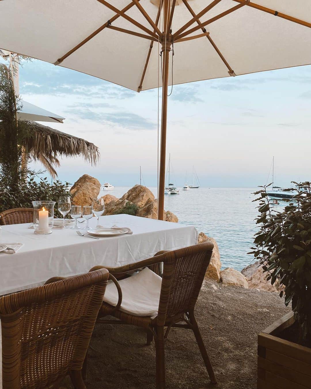 シャニーナ・シャイクのインスタグラム：「Dinner by the sea ...always a winner 🙏🏽💕」