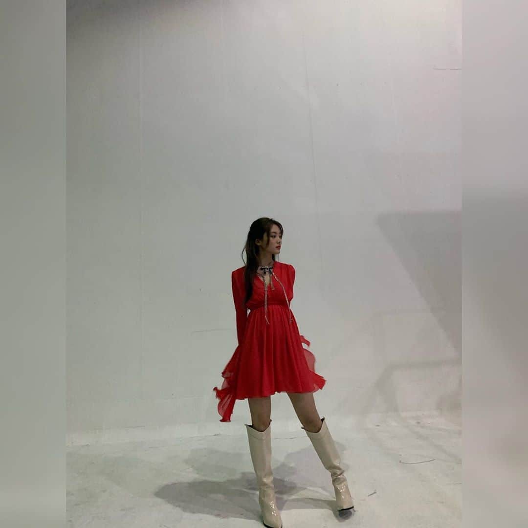 Weki Mekiのインスタグラム：「RED❣️ . “OOPSY” MV #wekimeki #위키미키 #Lucy #루시」