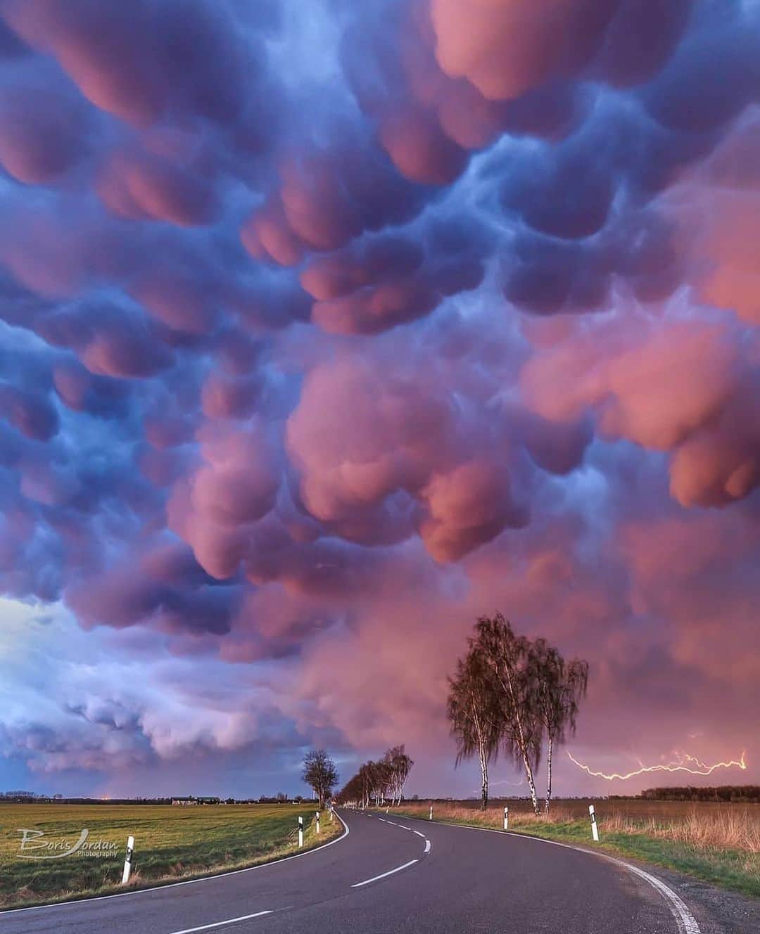 Awesome Wonderful Natureさんのインスタグラム写真 - (Awesome Wonderful NatureInstagram)「Mammatus Clouds Photo by @borisjordanphoto」7月18日 0時33分 - fantastic_earth