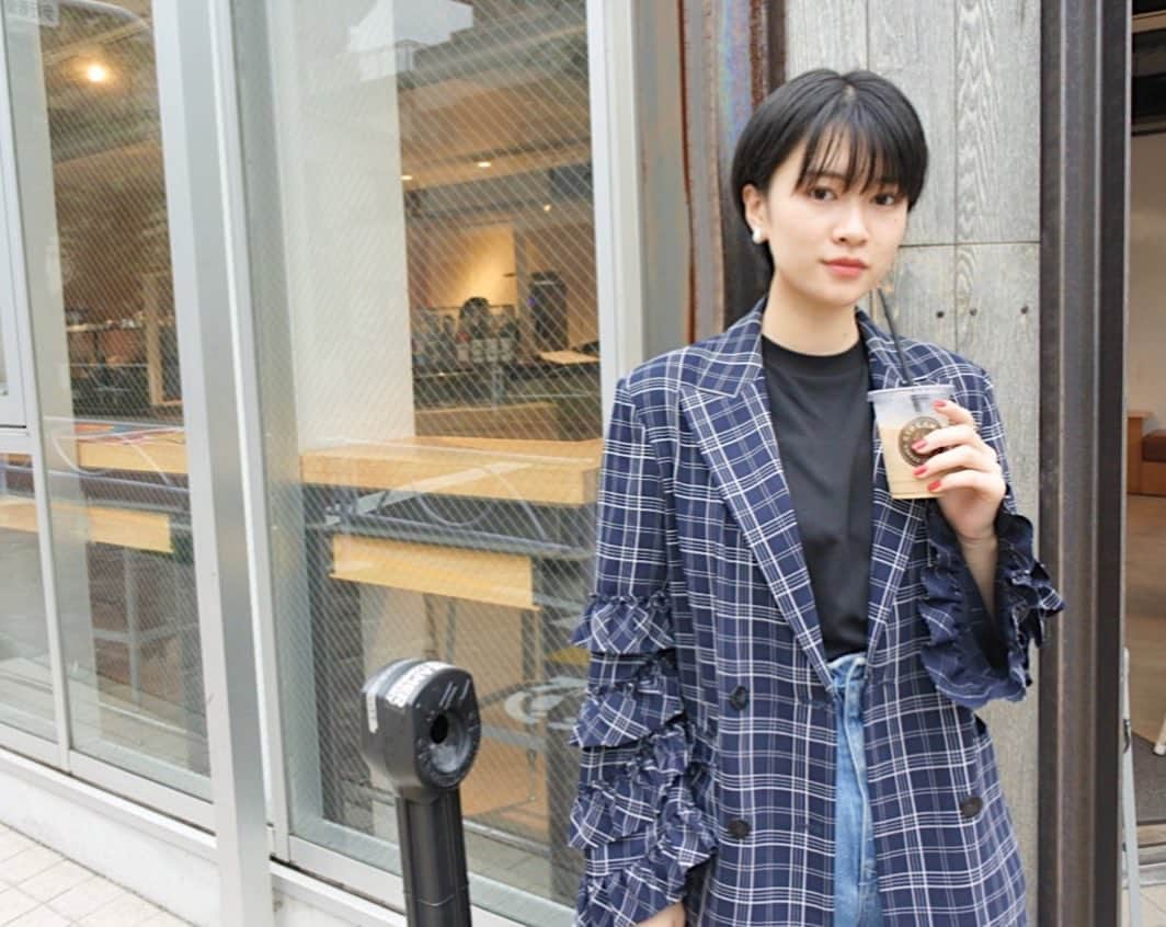 樫本琳花のインスタグラム：「﻿ 本日の私服﻿ ﻿ #ootd﻿ ﻿ ﻿ 天気を気にせず散歩したいので﻿ ﻿ ﻿ やはり梅雨は早く終わってほしいなぁ😳﻿ ﻿ ﻿ ﻿ pants:﻿ @emoda_official  t-shirt:﻿ @muji_global  jacket:﻿ @dzzit_japan  ﻿ ﻿ ﻿ ﻿#カフェ巡り #珈琲巡り #私服」