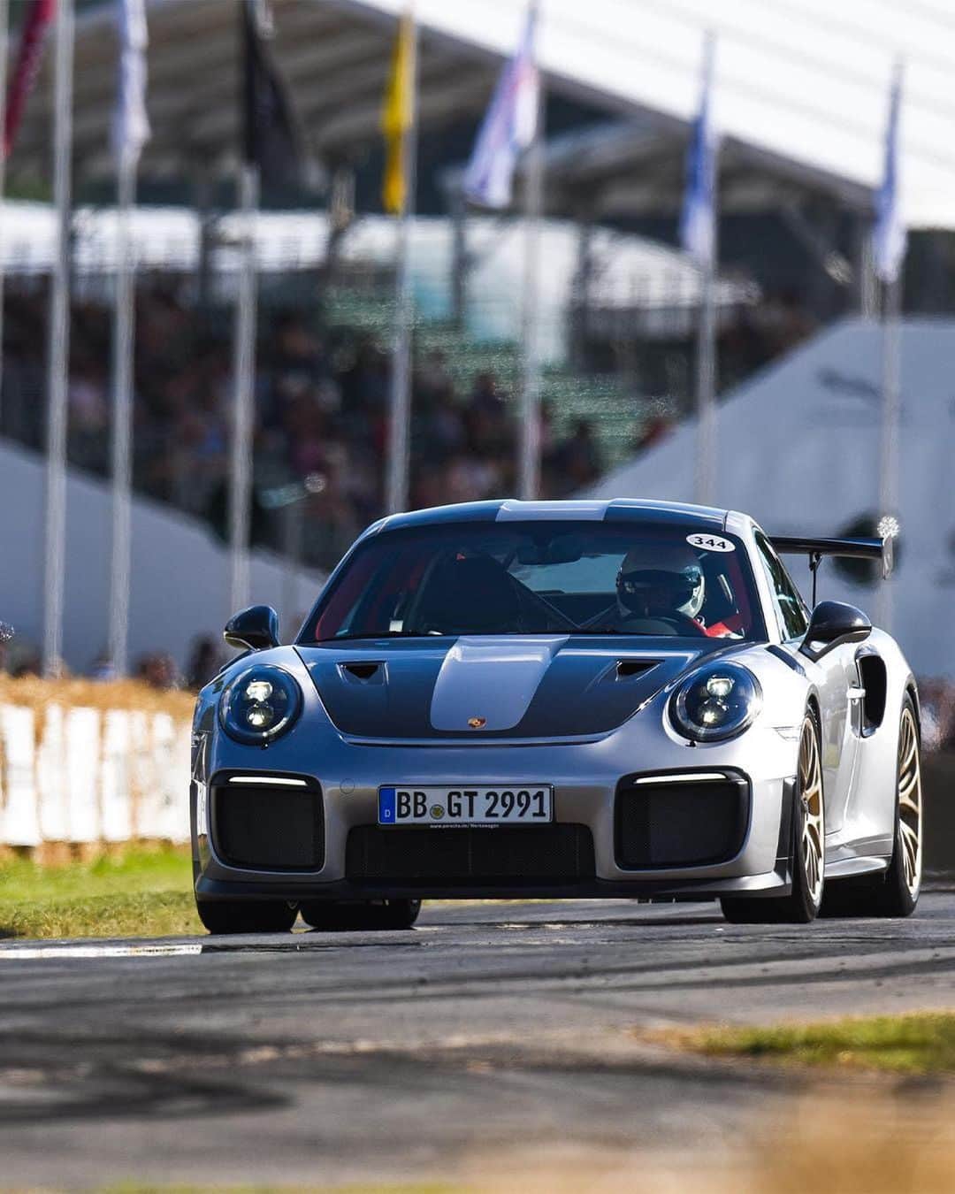 Porscheさんのインスタグラム写真 - (PorscheInstagram)「While the 2020 event was not able to be held, relive some of the remarkable memories from Porsche at the Festival of Speed. From model launches to rare icons, over the years Porsche greats have come together in celebration of all things automotive - making for the ultimate garden party.   #DreamsAreMadeAtGoodwood」7月18日 0時42分 - porsche