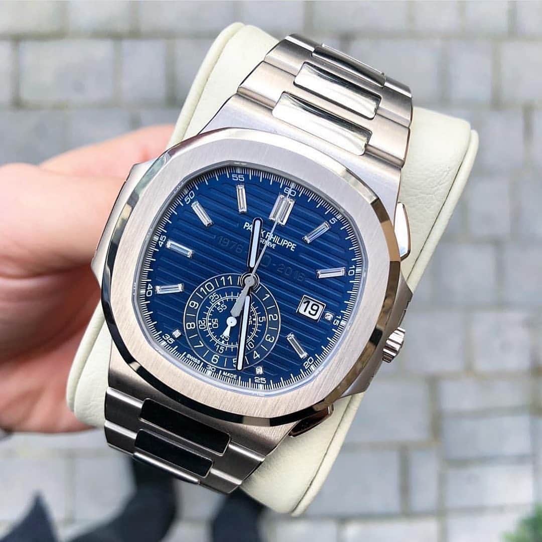 Daily Watchさんのインスタグラム写真 - (Daily WatchInstagram)「The Patek Philippe Nautilus 5976/1G is a limited edition of 1,300 pieces with a retail price of $96,390, and it comes in a vintage-style cork box just like the original 1976 Nautilus. The 5976/1G comes in white gold with subtle baguette diamond hour markers (all sold out) 🔍💎 Photos and video by @whatchs @goldentimeco @officialwatches」7月18日 0時51分 - dailywatch