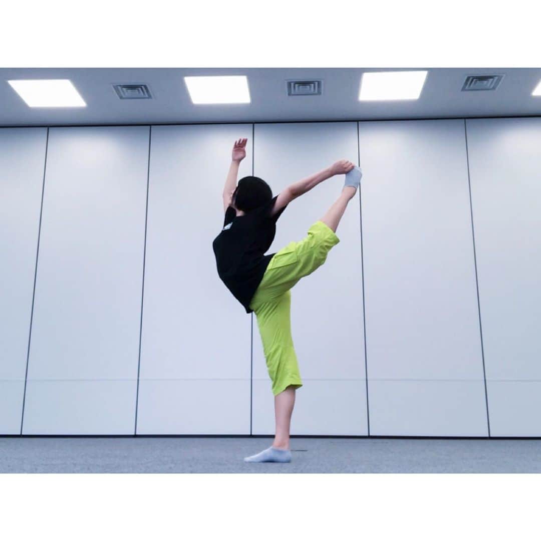 石丸千賀のインスタグラム：「・ ・ YouTubeの個人撮影☺︎ 続々UP中なのだ〜 ・ ・ #Y字バランス #スパガ #バレエ #踊ってみた  #ballet #dance #YouTube #балет #танец」
