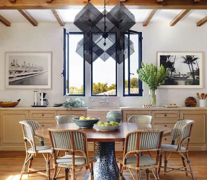 ELLE DECORさんのインスタグラム写真 - (ELLE DECORInstagram)「The owners of this Montecito, California property were very specific when it came to the kitchen; they didn't want a dining room, just a huge round table with bistro chairs—and that is exactly what interior designer @kimalexandriuk gave them. "We made a 72-inch round table—it’s huge—in the kitchen, and it’s beautiful, a Brutalist table with a hand-hammered bronze base. It’s got a two-and-a-half-inch-thick solid walnut top," Alexandriuk describes. The table is by @paulmarradesign, the chandelier is by Downtown, and the photographs are by @j.hoflehner. Click the link in bio for the full tour. Photography by @trevortondro.」7月18日 1時00分 - elledecor